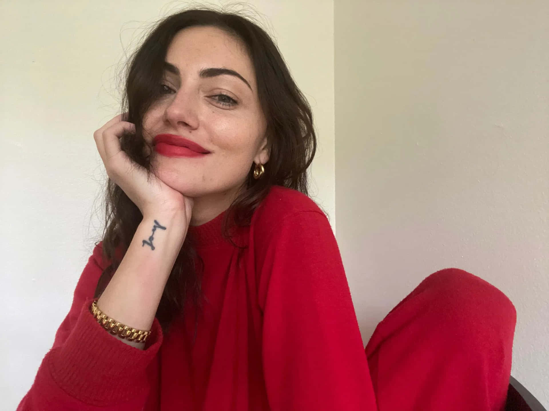 Phoebe Tonkin Punaisessa Neuleessa Taustakuva