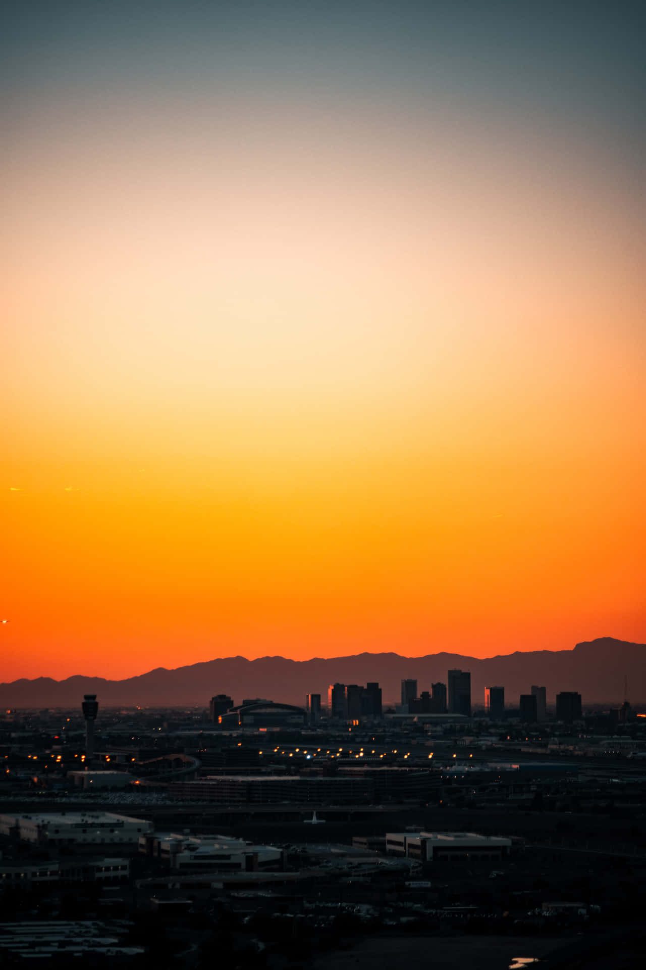 "The Phoenix Skyline paints a picturesque sunset in Arizona" Wallpaper