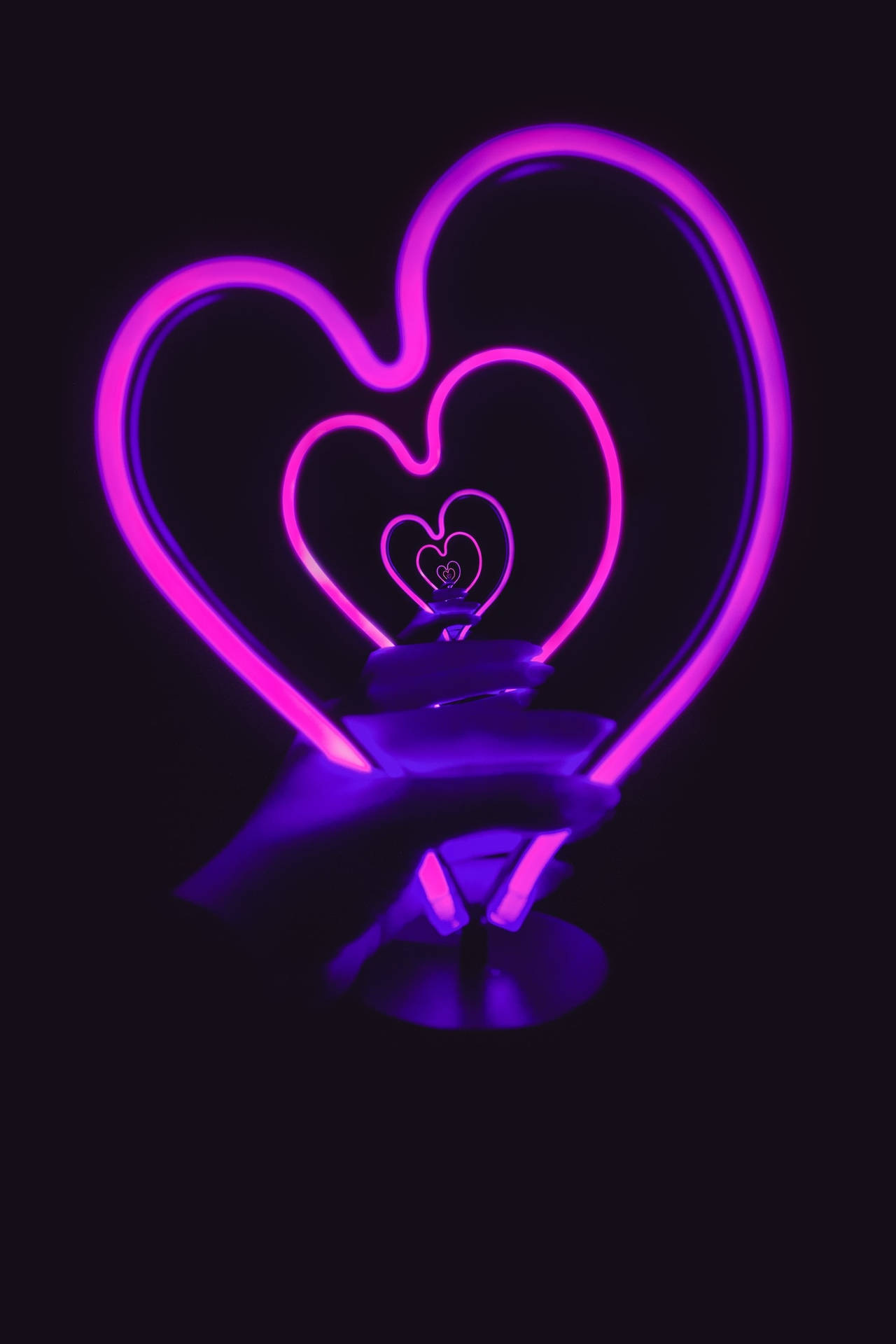 Mobilskärmsbakgrundrosa Och Lila Neonlysande Hjärta Wallpaper