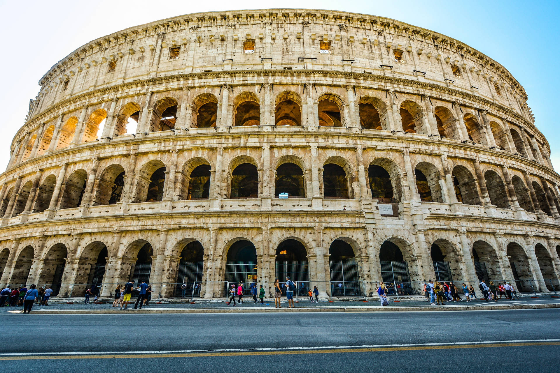Fotoav Det Romerska Colosseum Från Marken. Wallpaper