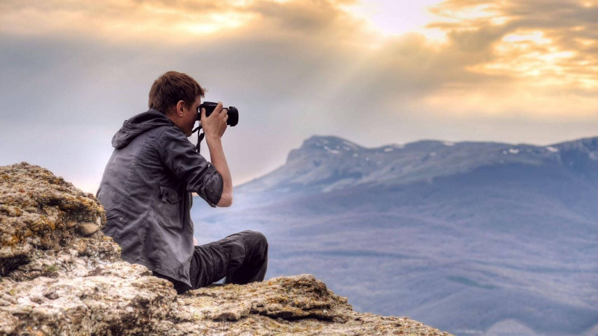 Fotograf på toppen af et bjerg Wallpaper