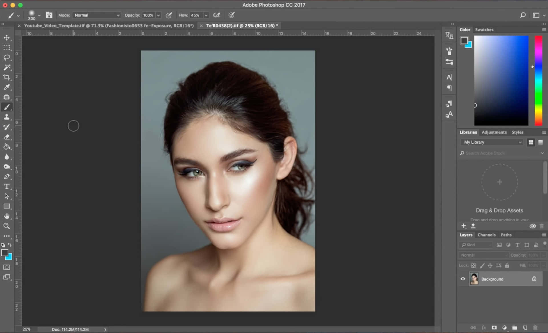 Redigeringsprocess af ansigt i gang med Photoshop baggrund