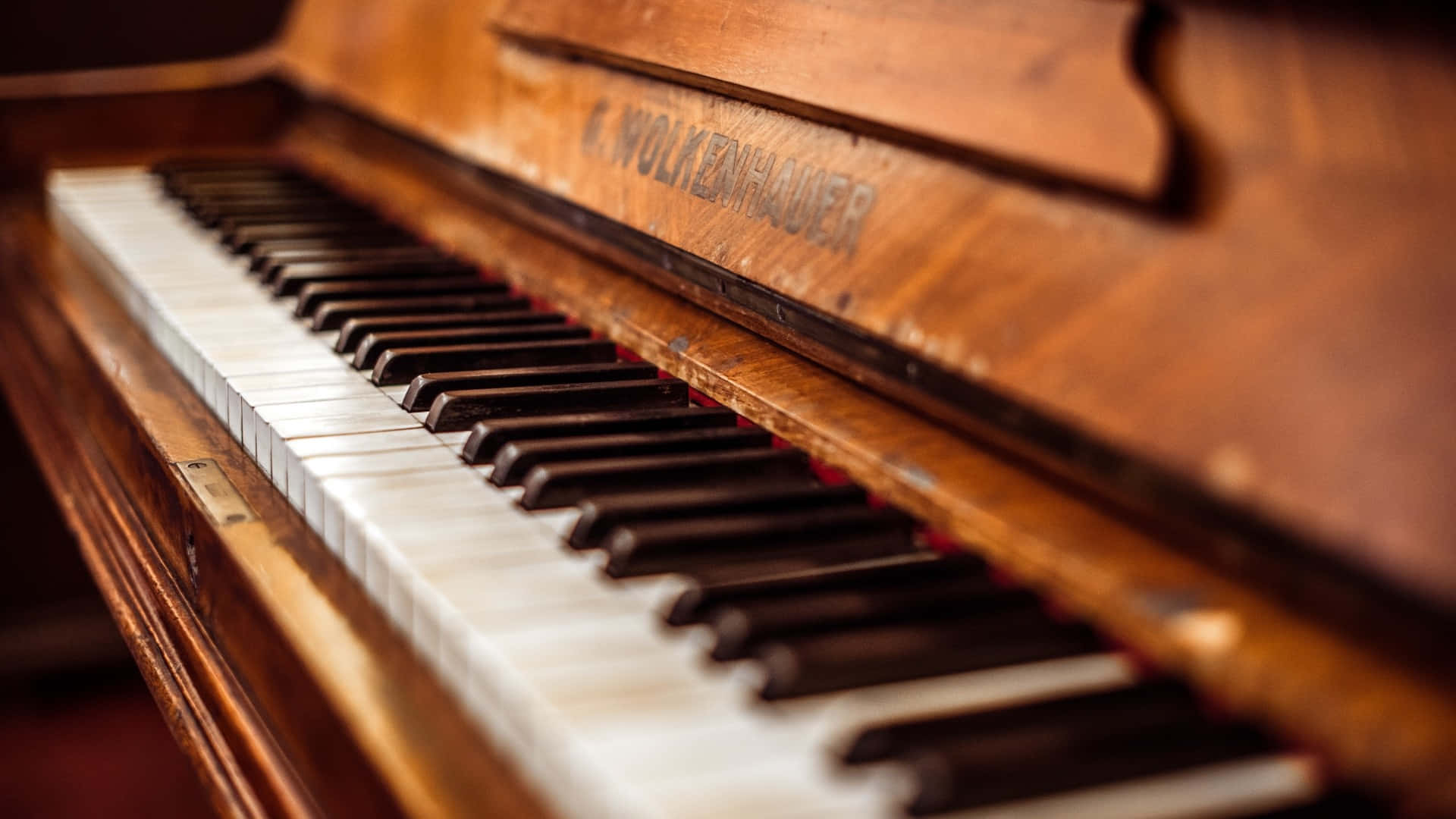 Listen to the musical notes of the beautiful piano