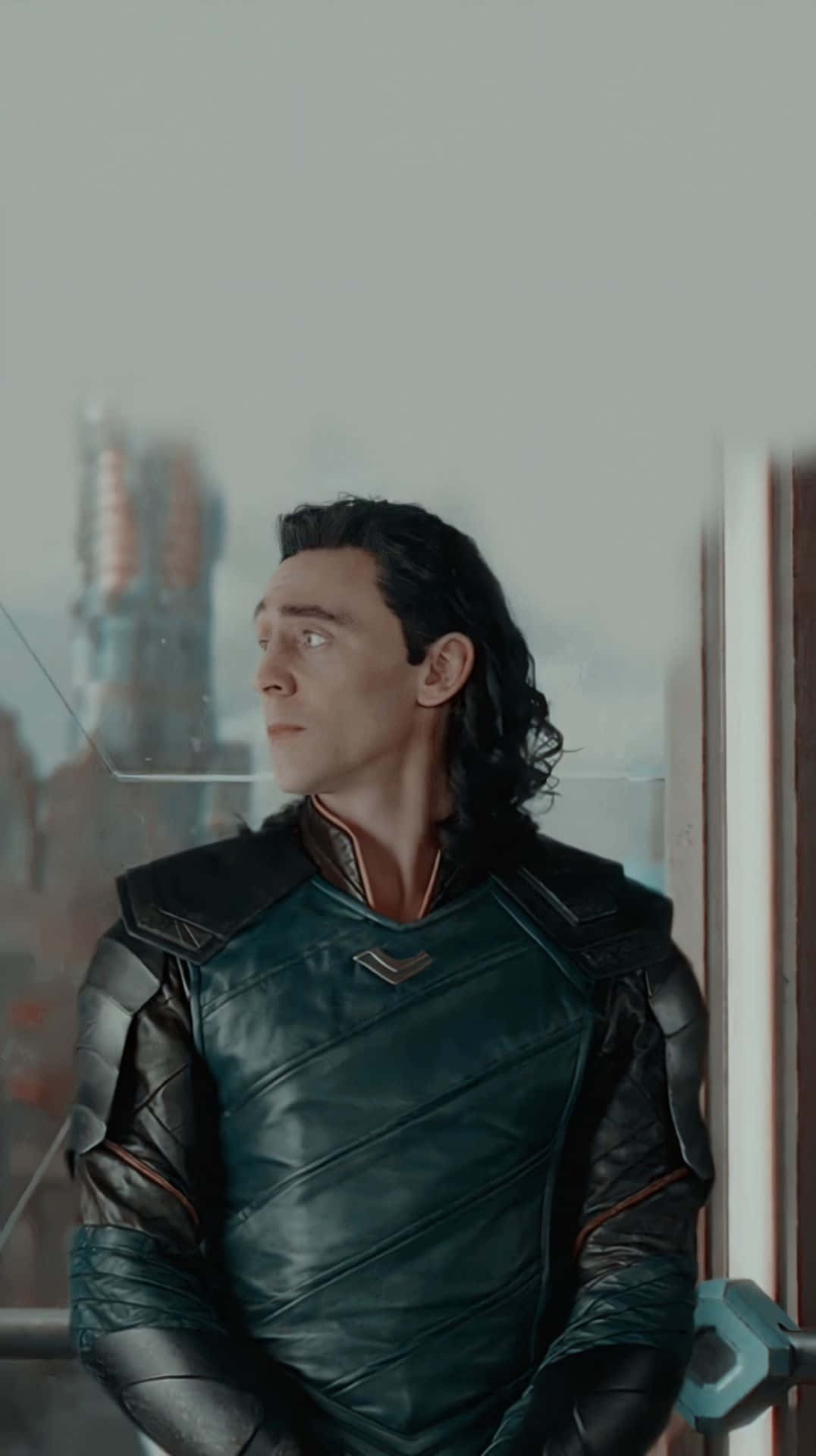 Pícaraen El Trono - Loki Con Una Sonrisa Maliciosa