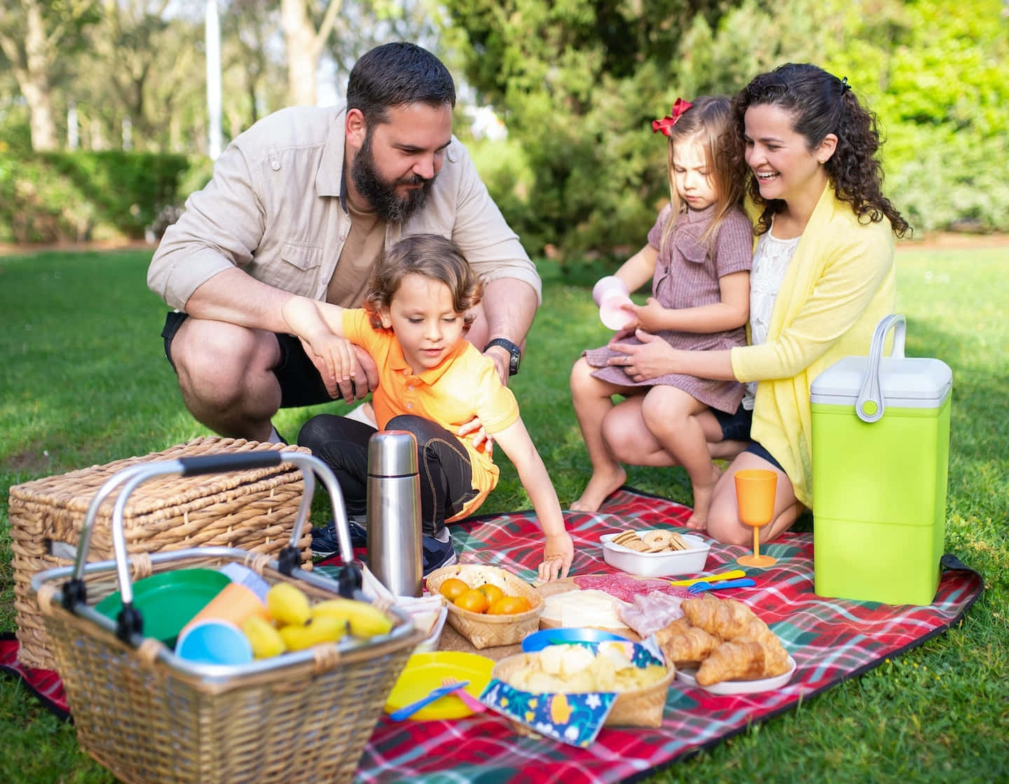Kleinesfamilien-picknick-bild