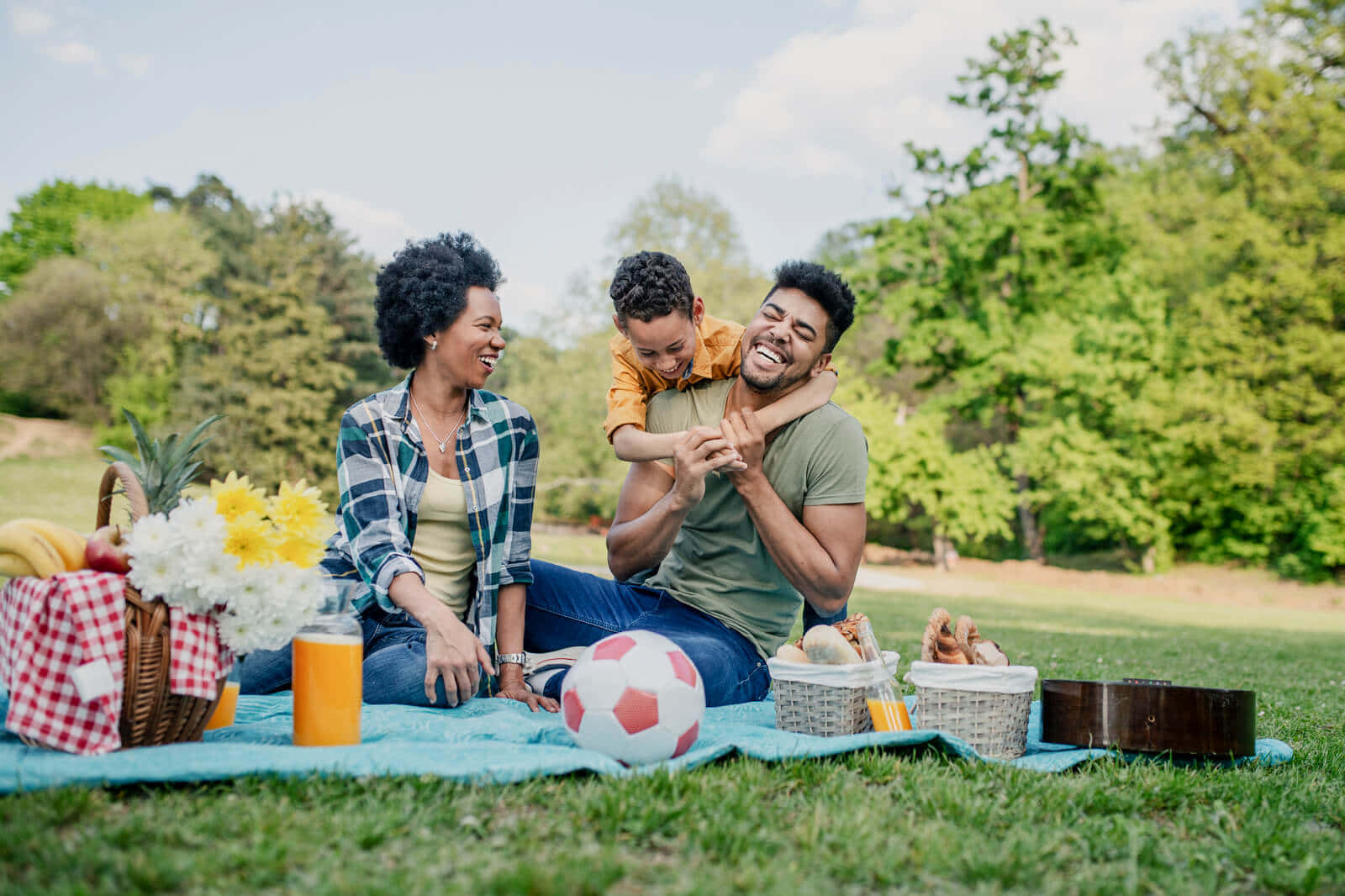 Bildeines Paares Mit Ihrem Sohn Beim Picknick