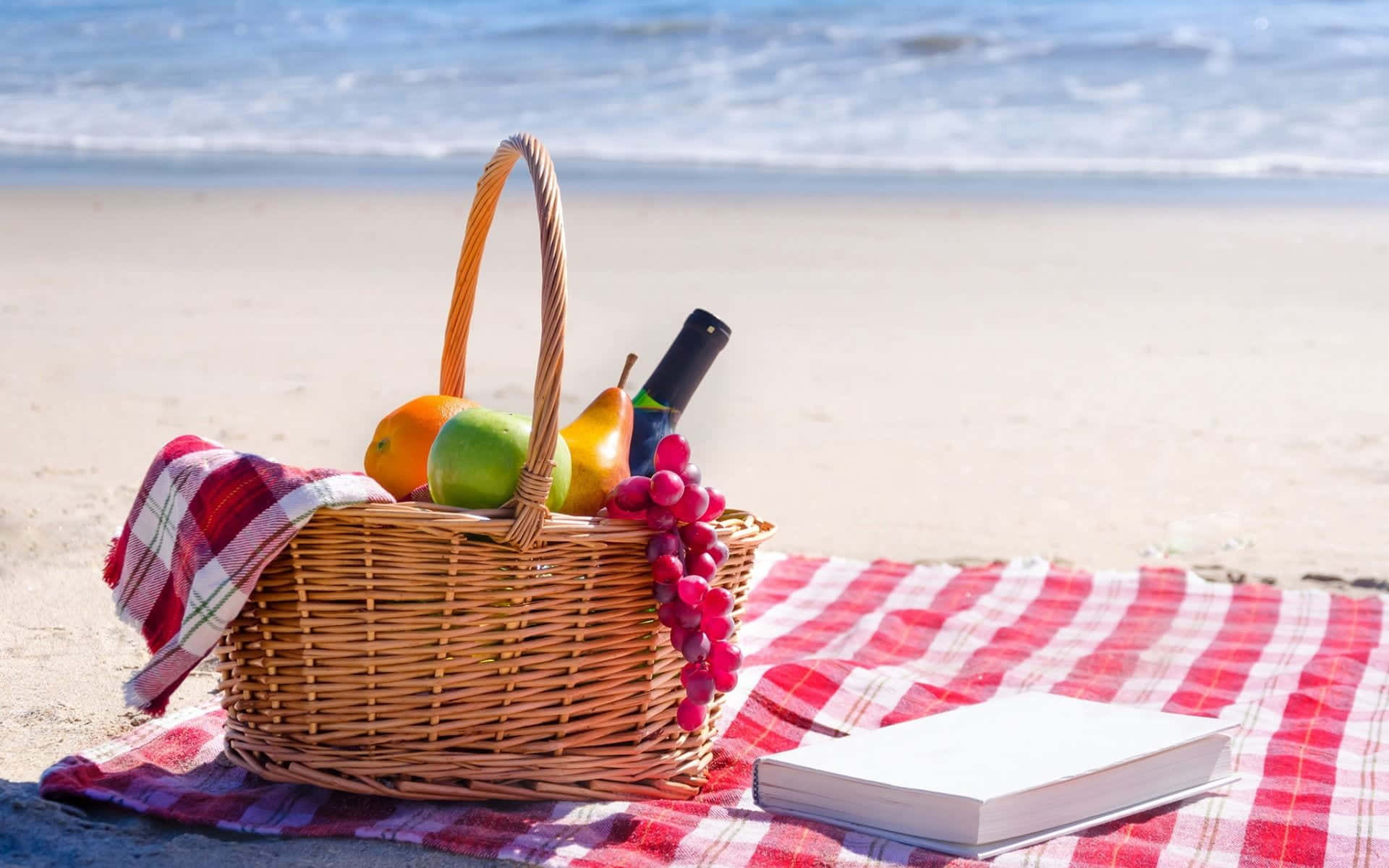 Bildvon Einem Picknickkorb Und Einem Buch Am Strand