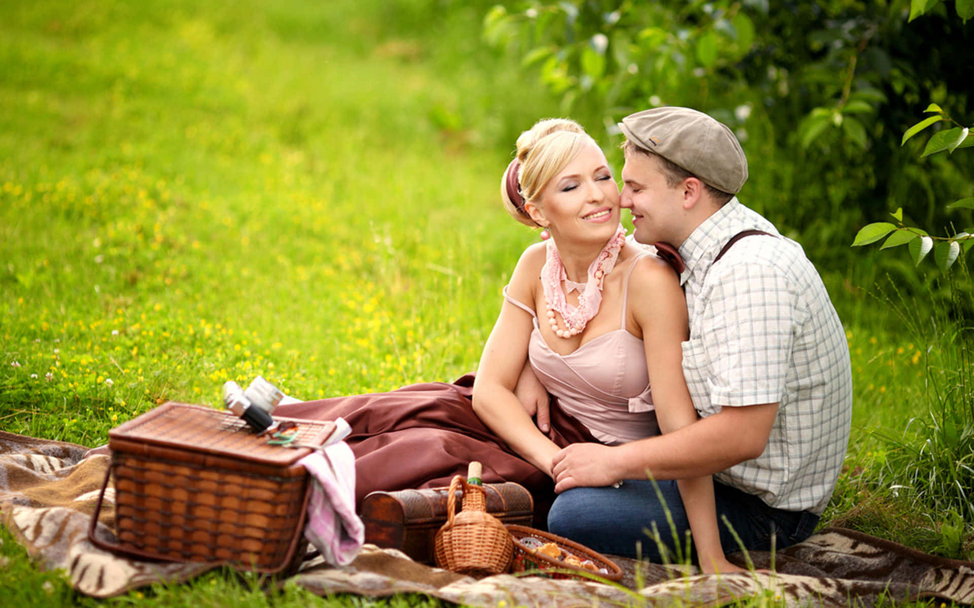 Sweet Couple Picnic Picture