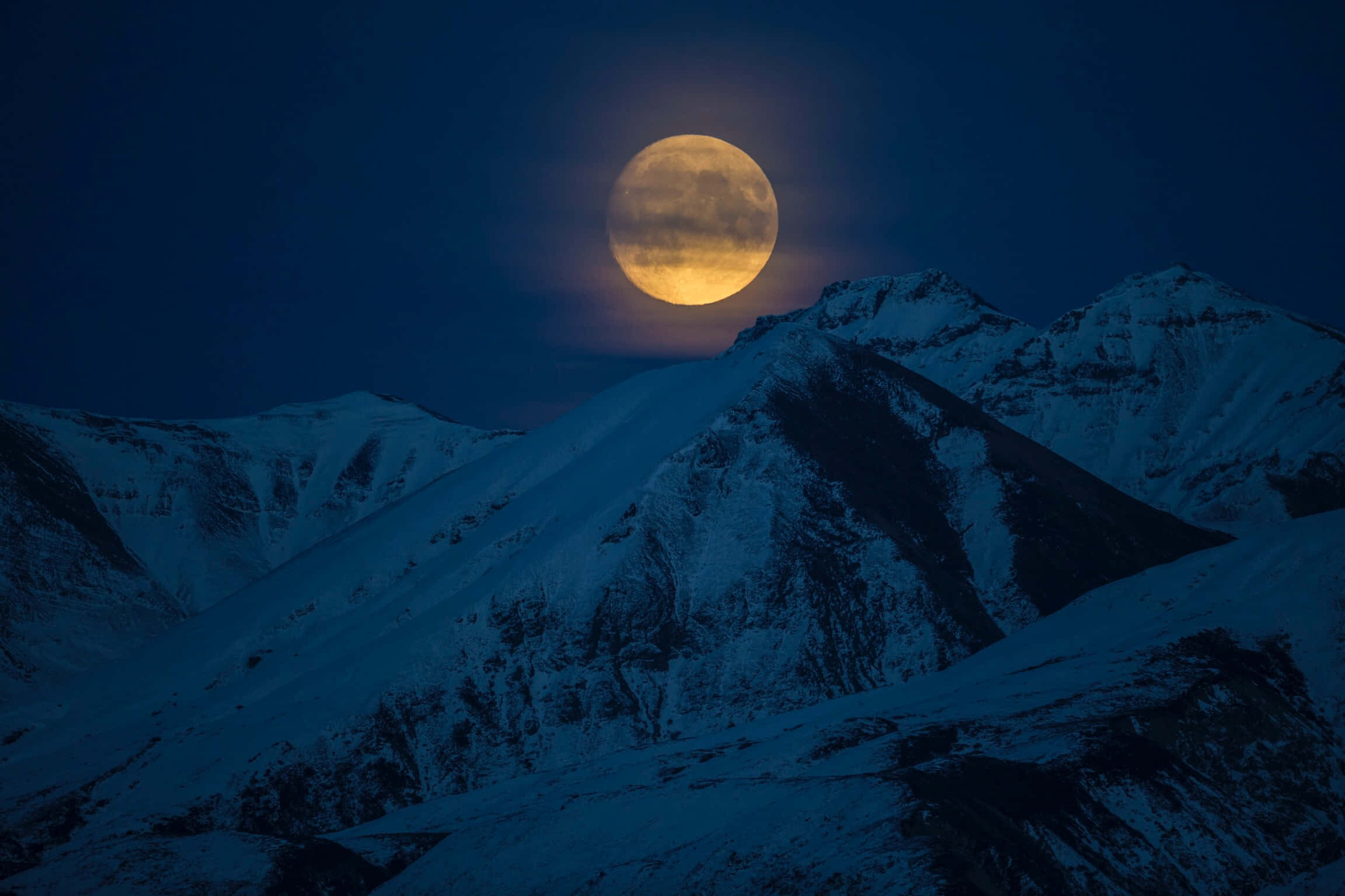 Unaluna Llena Apareciendo Sobre Montañas Nevadas