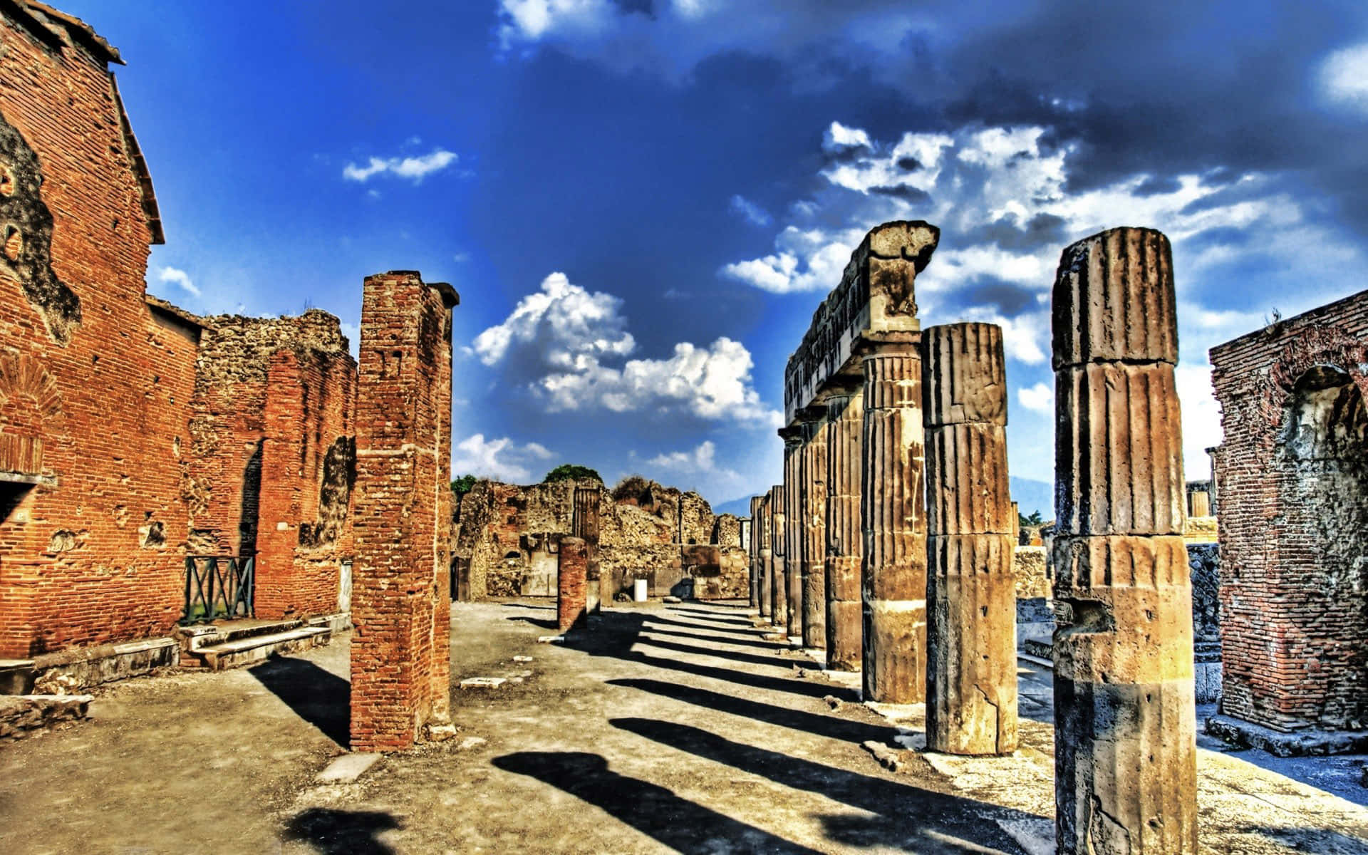 Picturesque Pompeii Ruins And Columns Wallpaper