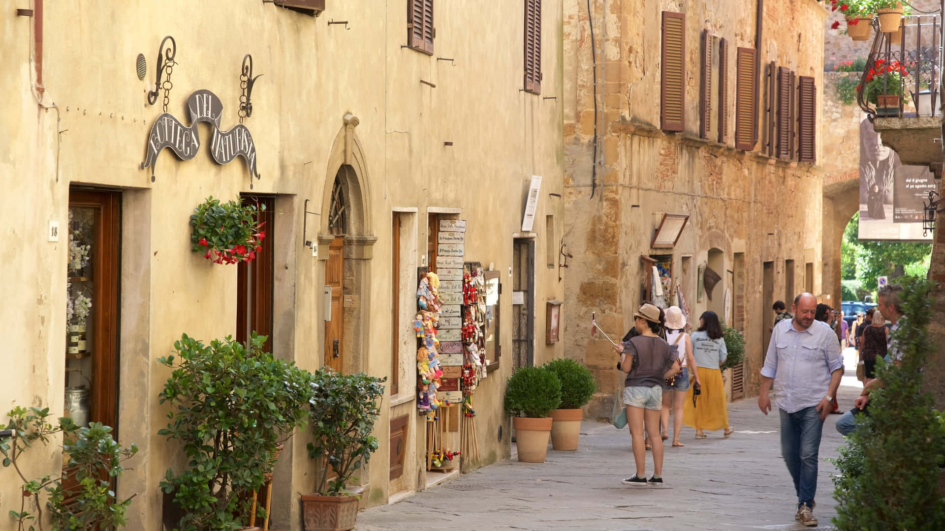 Pienza Street With Heritage Architecture Wallpaper