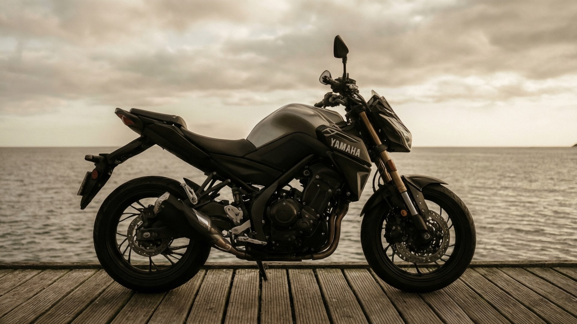 Yamaha MT-07 på en pir med havsutsikt