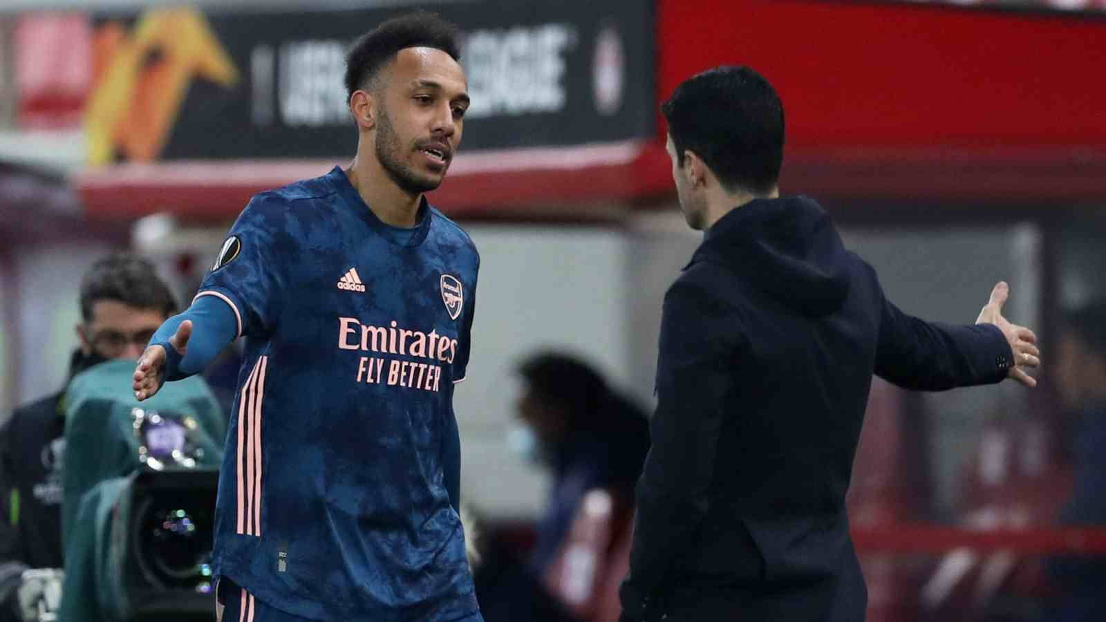 Pierre-Emerick Aubameyang Appearing With Manager Wallpaper