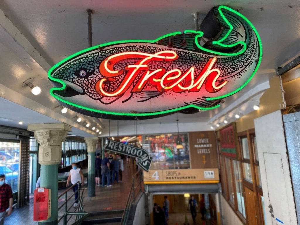 Schildfür Frischen Fisch Im Pike Place Market. Wallpaper