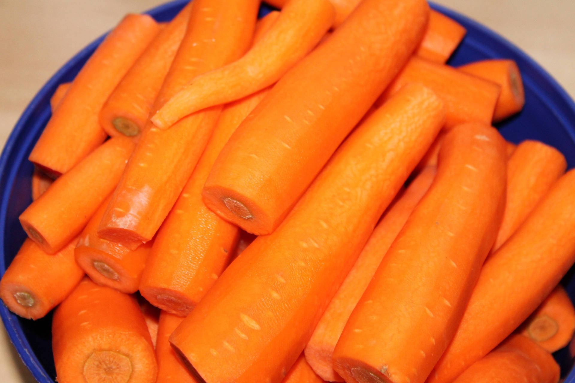 Pile Of Peeled Orange Carrot Root Vegetables Wallpaper