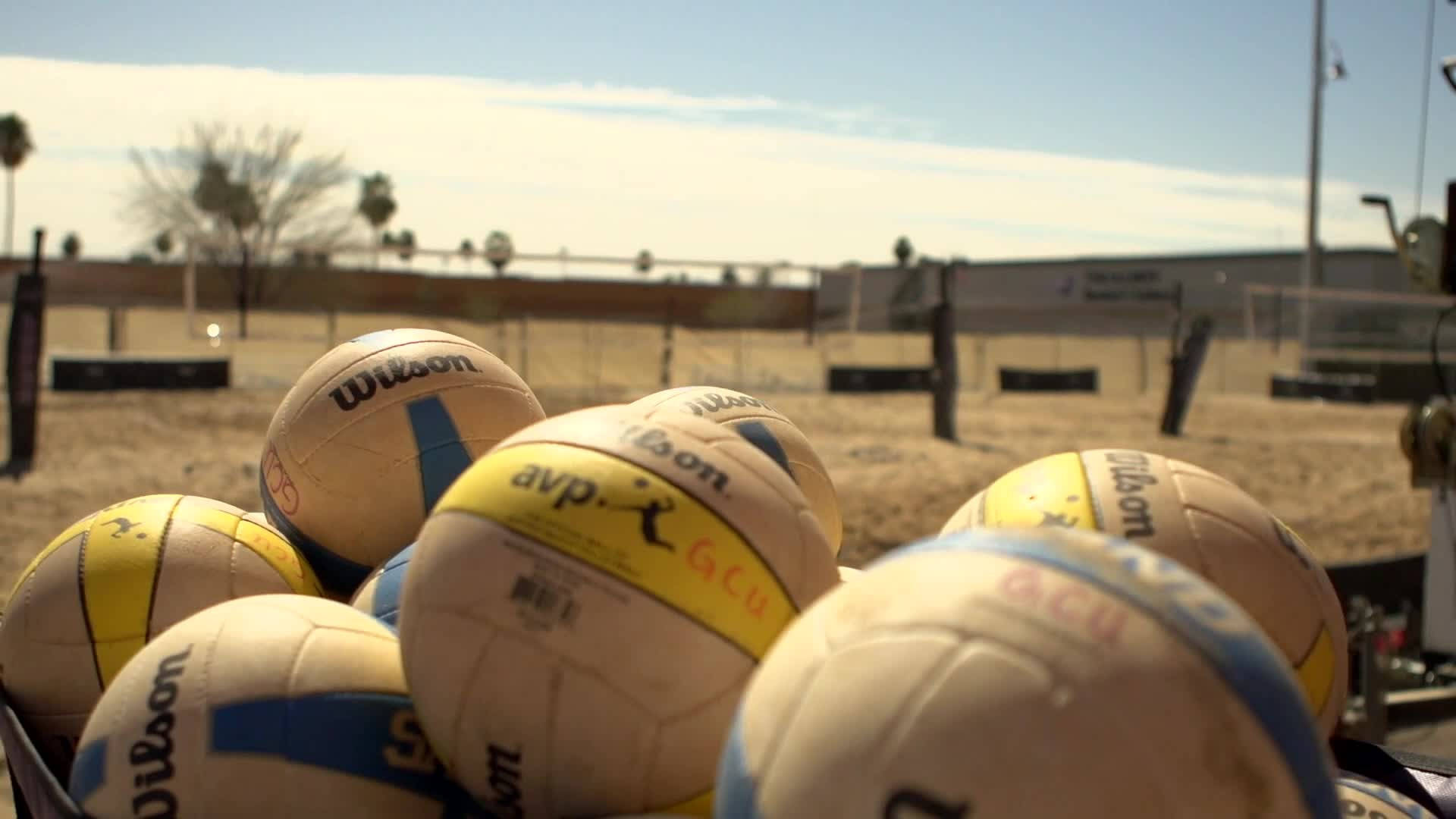 Piladi Palloni Da Volley Wilson Sulla Spiaggia. Sfondo