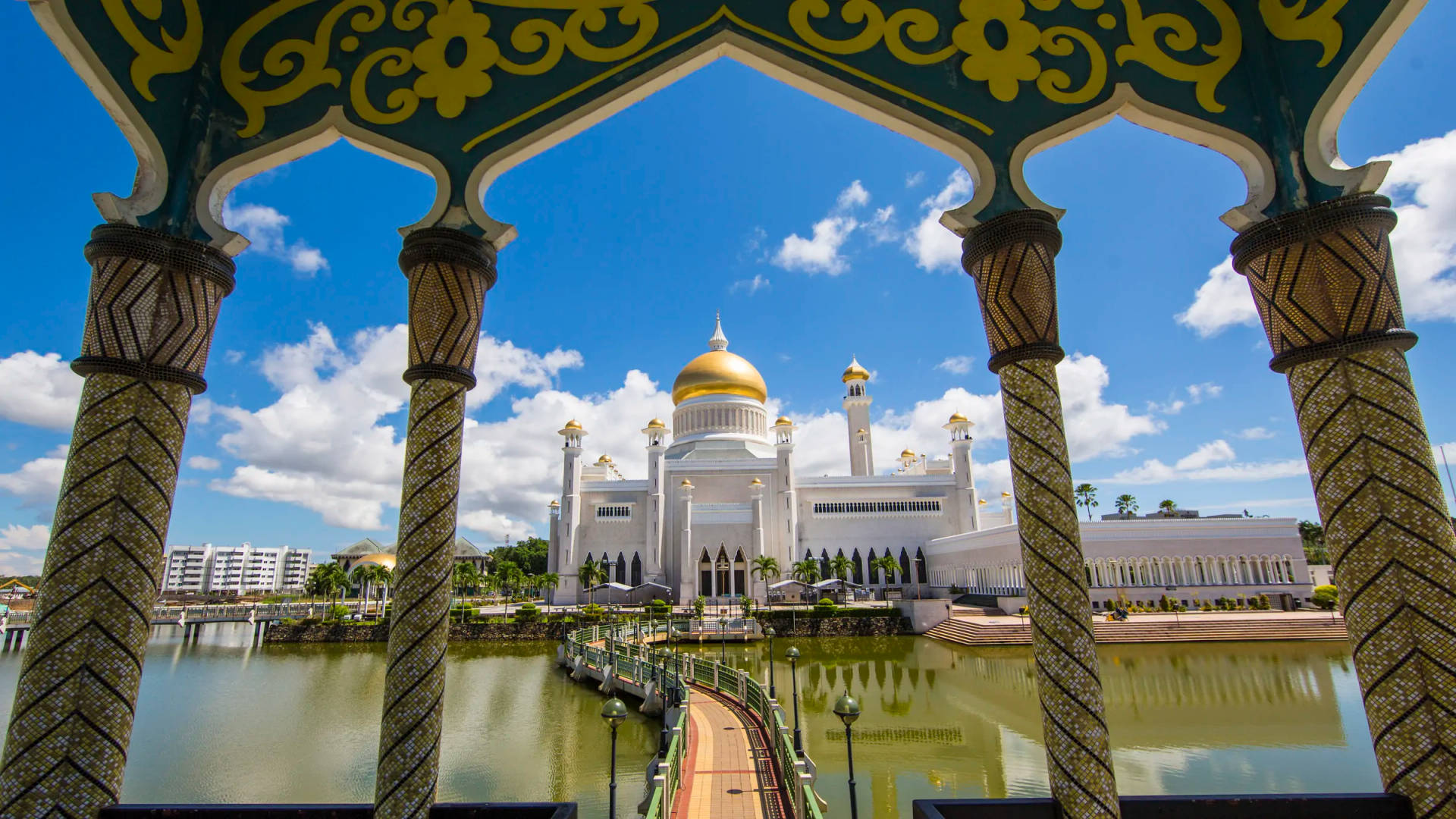 Pilaresenmarcando La Mezquita De Brunei Fondo de pantalla