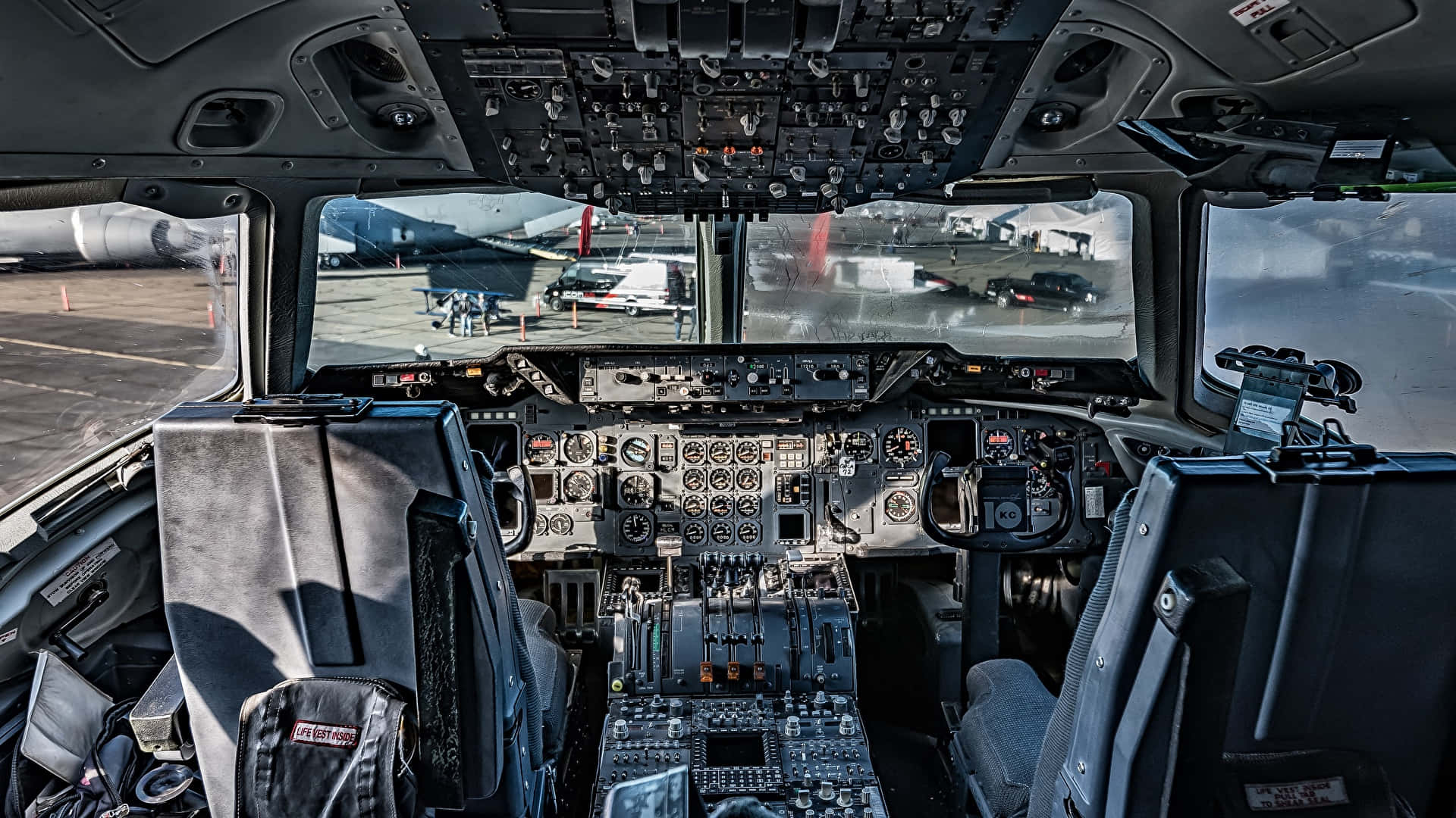 Asientode Cabina De Piloto Dentro De Un Avión Fondo de pantalla
