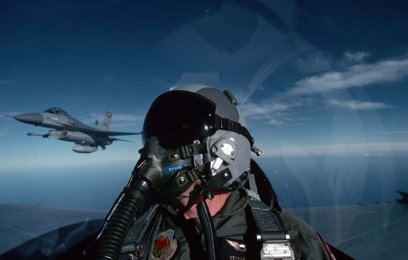 Pilot der flyver sammen med ledsager og skyer på den blå himmel. Wallpaper