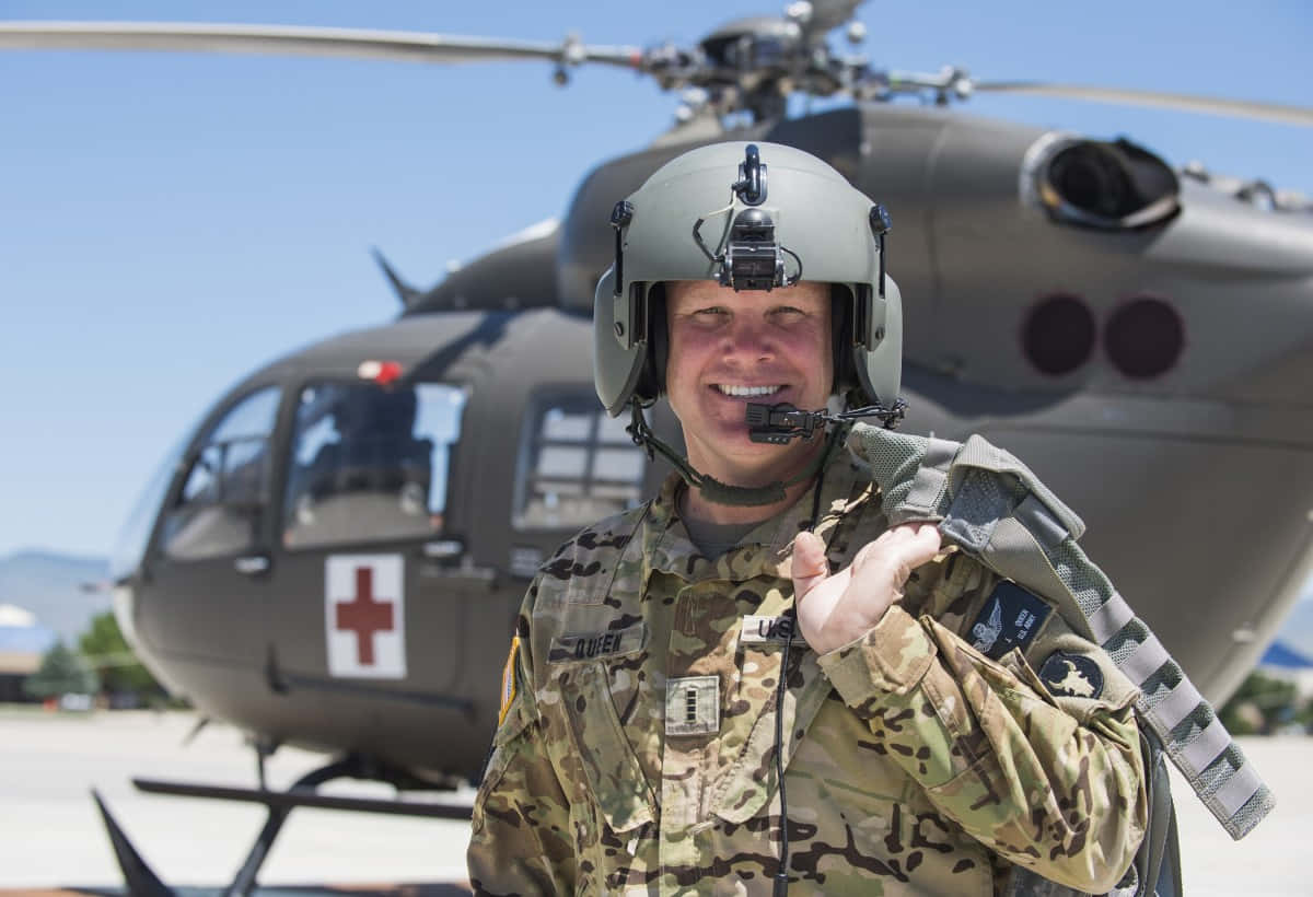 Imagende Un Piloto De Helicóptero Soldado Sonriendo