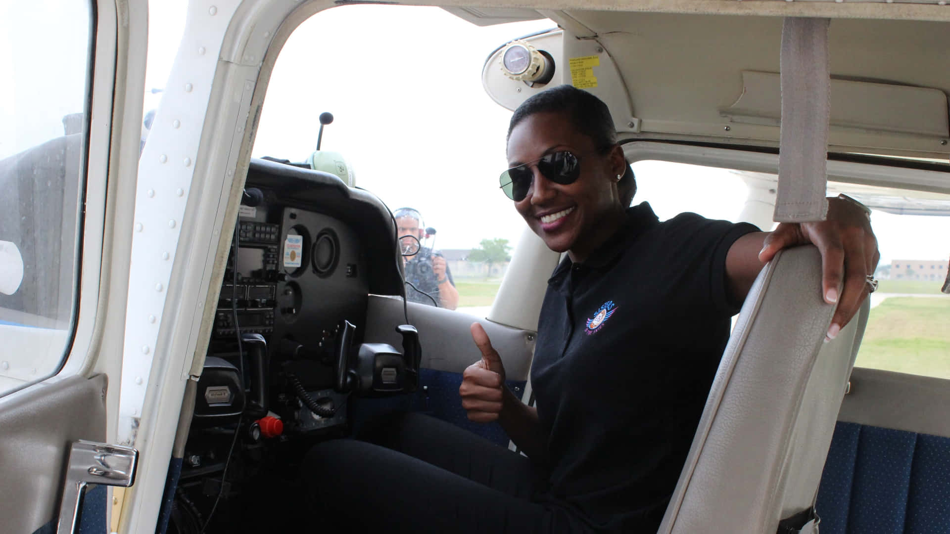 Immaginedi Una Donna Pilota Africana Con Il Pollice Verso L'alto