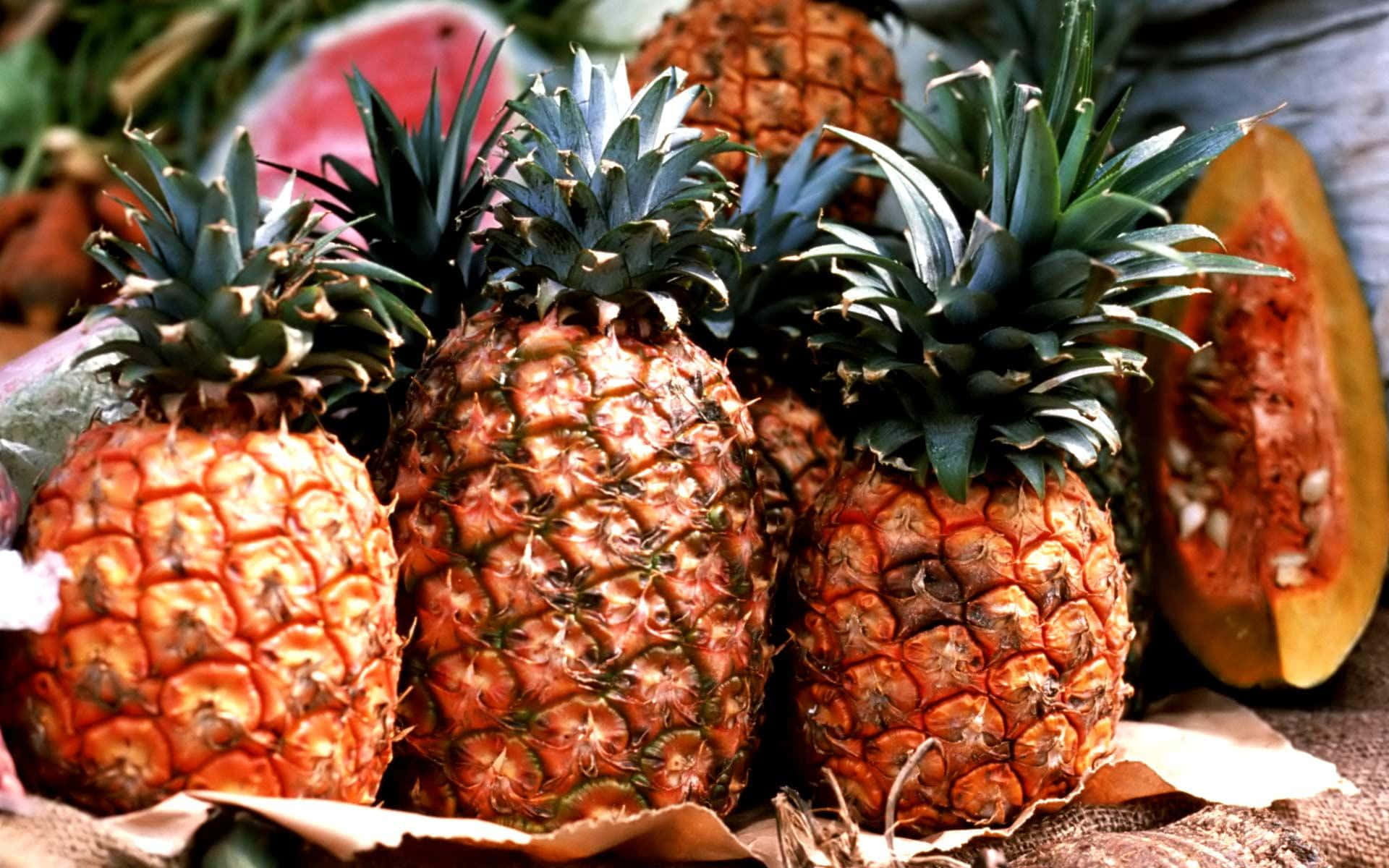 Piantadi Ananas Con Tre Frutti - Immagine Fotografica