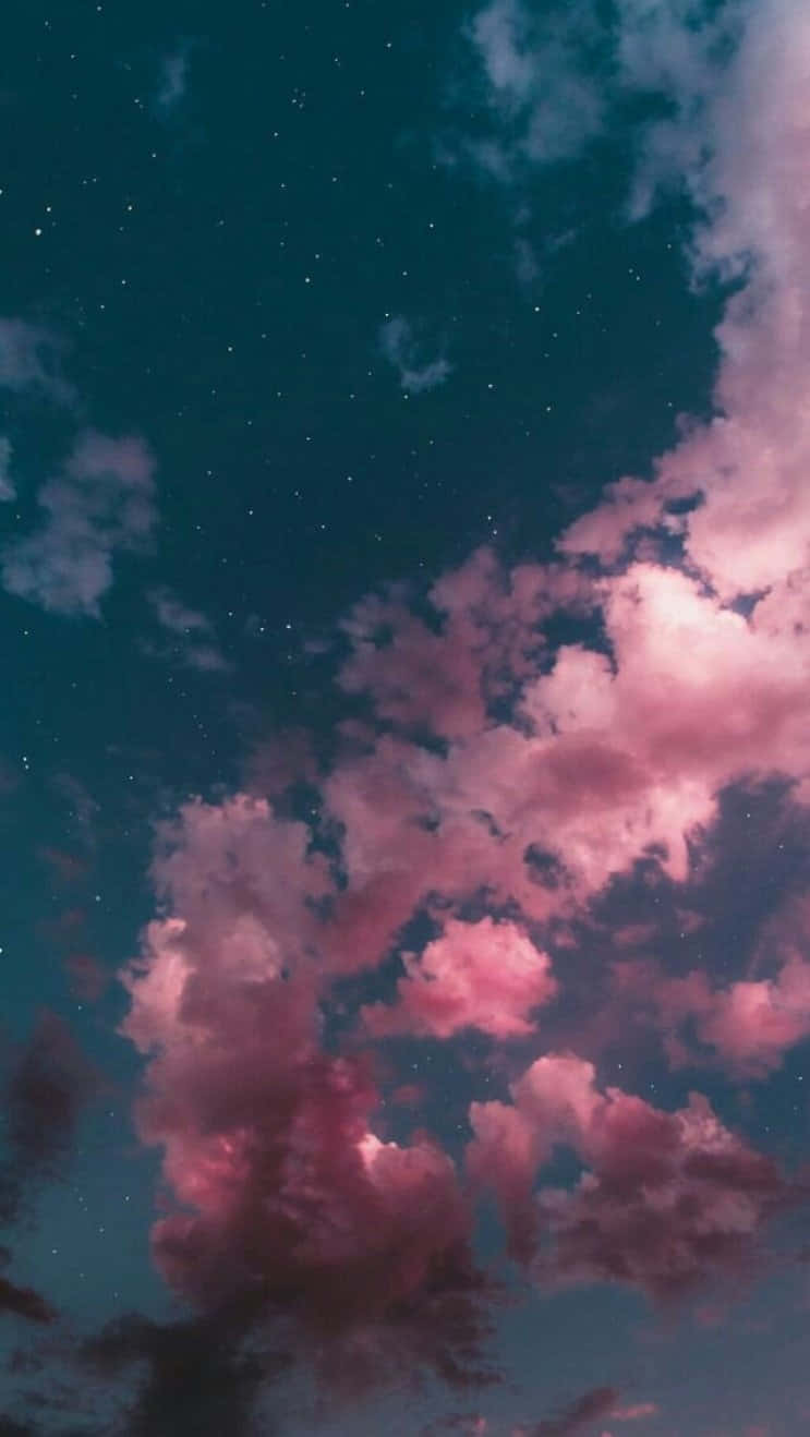 En pink og blå himmel malet med levende, maleriske skyer. Wallpaper
