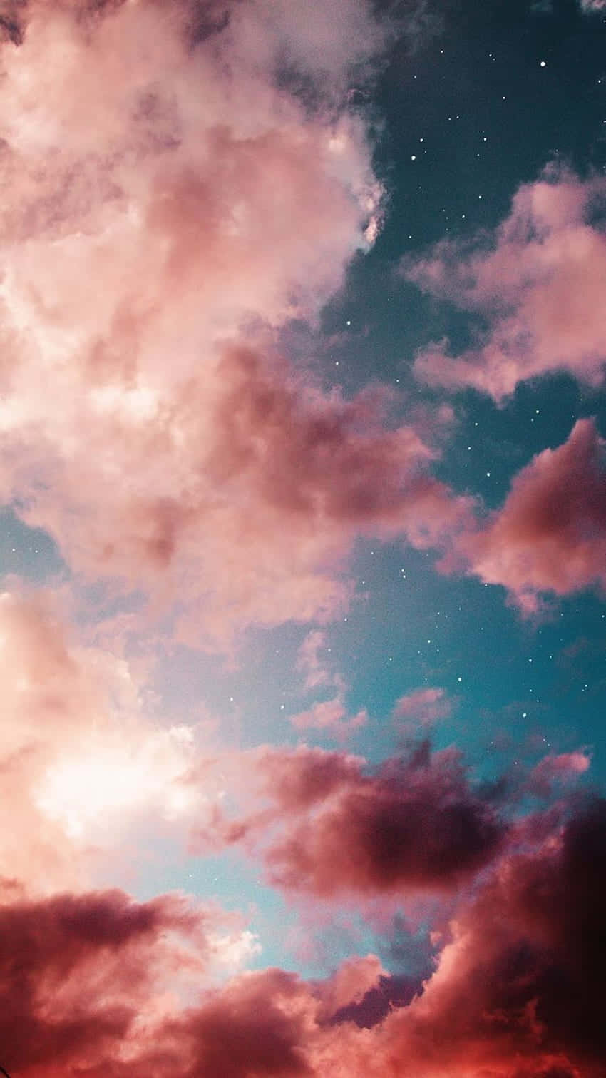 Umpôr Do Sol Sobre Nuvens Majestosas Rosa E Azul. Papel de Parede