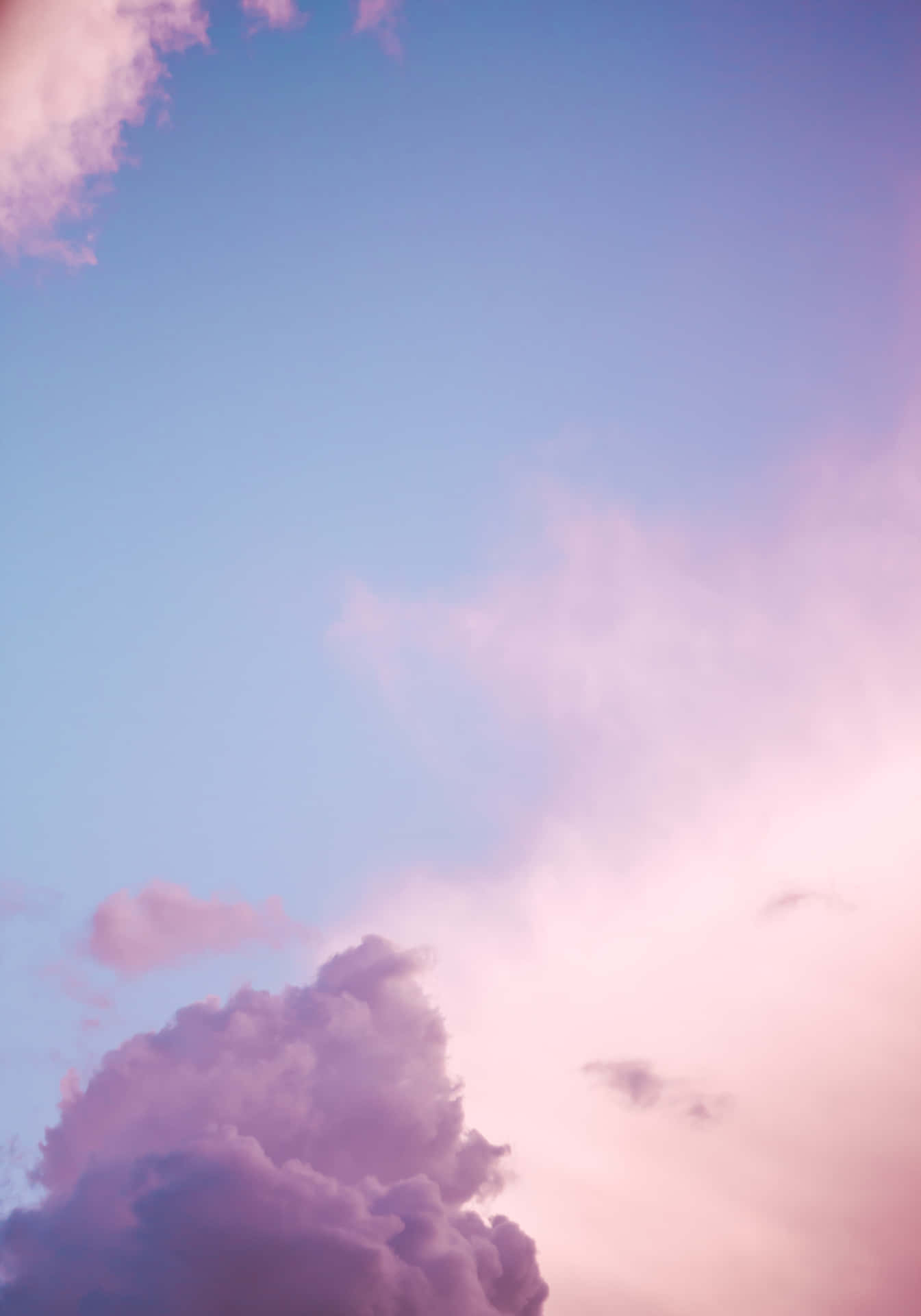 Skyer af pink og blå overtager himlen Wallpaper