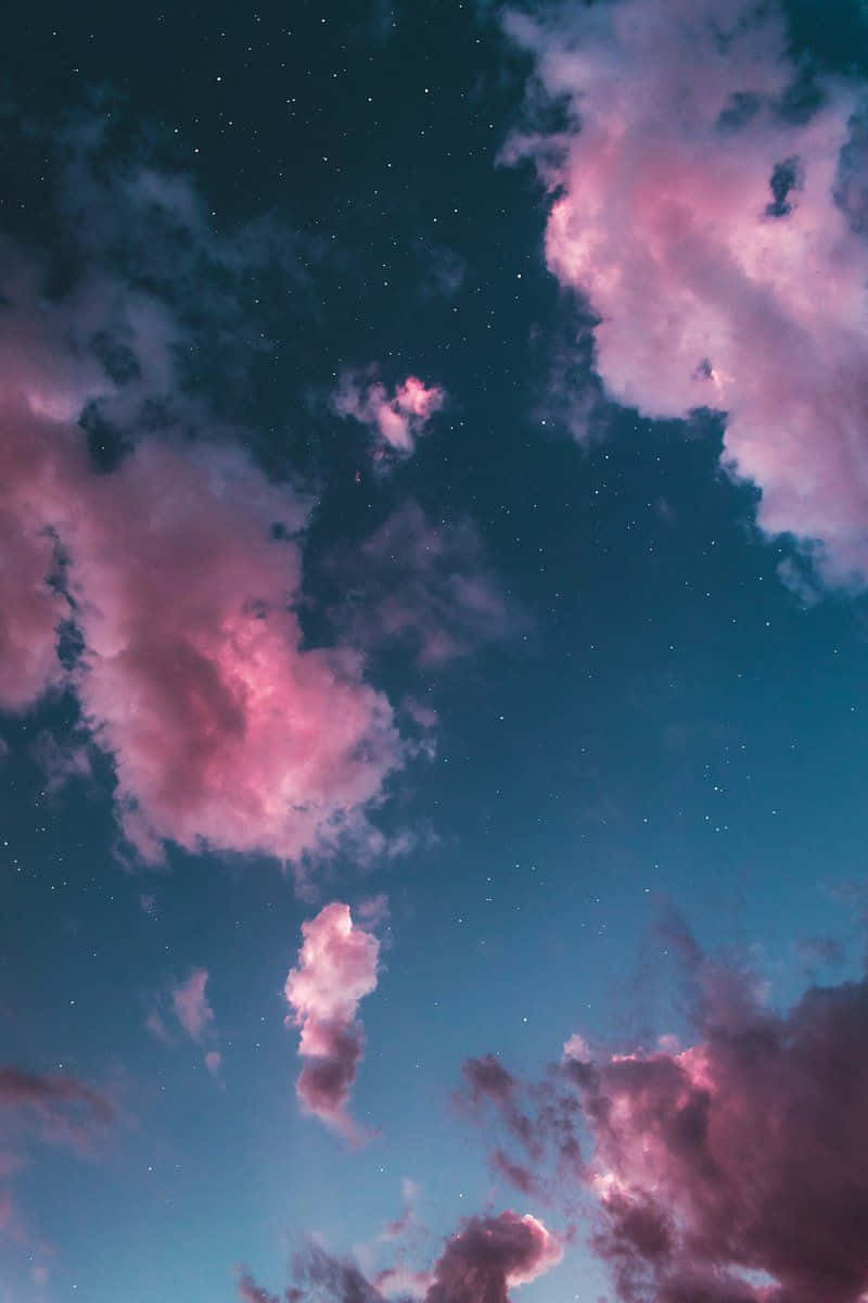 En smuk himmel med en fascinerende kombination af mørkeblå og pink skyer. Wallpaper