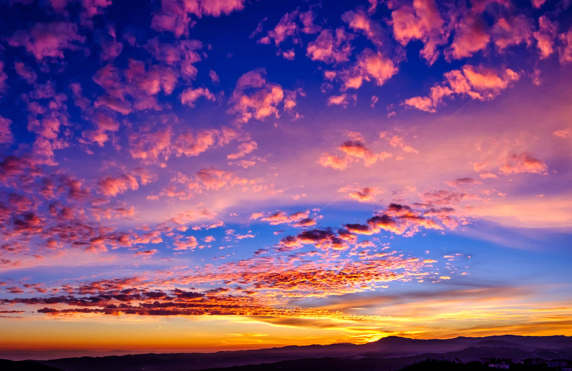 Rosaund Blaue Sonnenuntergangswolken Wallpaper