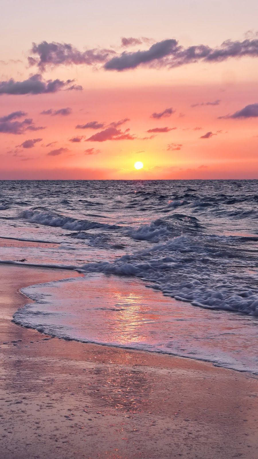 Pinkund Orangefarbener Sonnenuntergang Über Dem Ozean Wallpaper