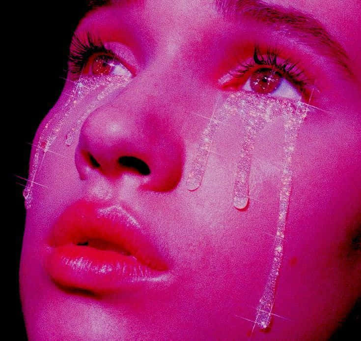 En kvinde med tårer på hendes ansigt Wallpaper