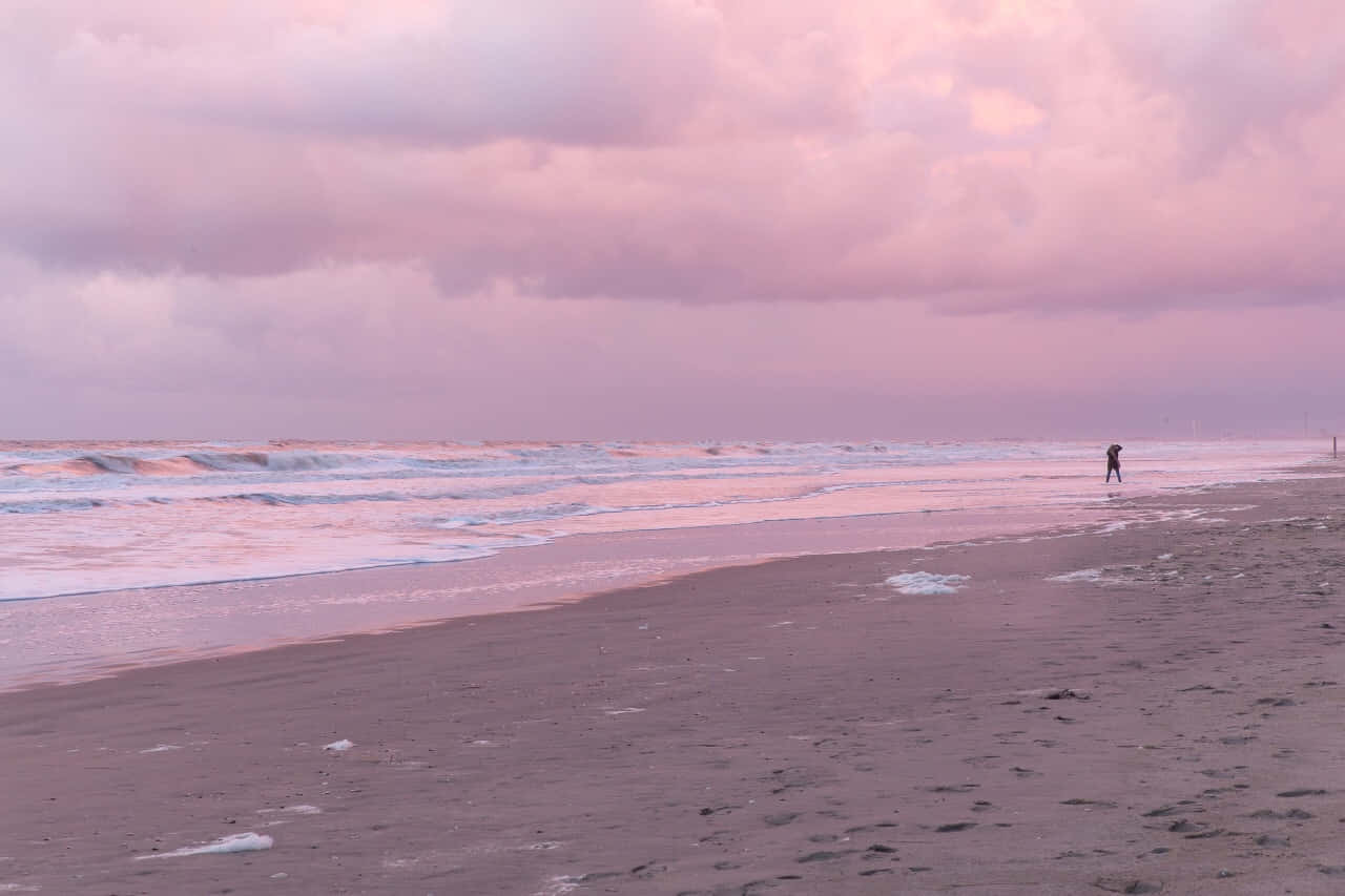 Fotoein Wunderschöner, Beruhigender Sonnenuntergang Über Einem Rosa Strand. Wallpaper