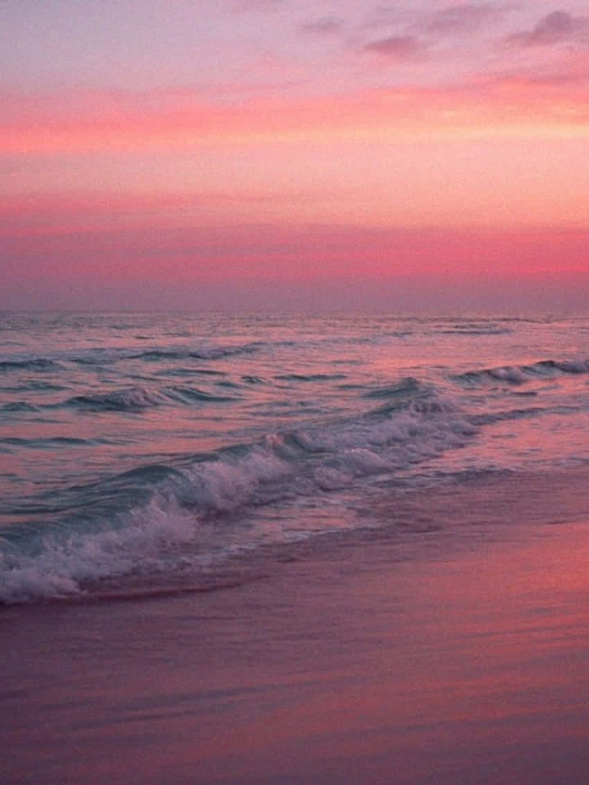 Nyd enestående udsigter til en lyserød strand, perfekt til et afslappende ferie ophold. Wallpaper
