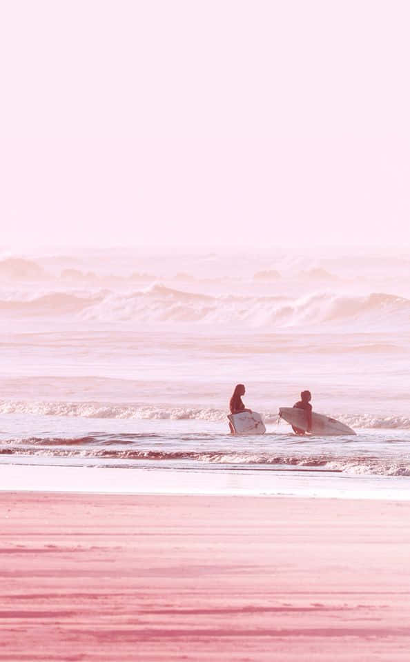 Fange skumringen, mens du slapper af på den Pink Beach Æstetiske Wallpaper