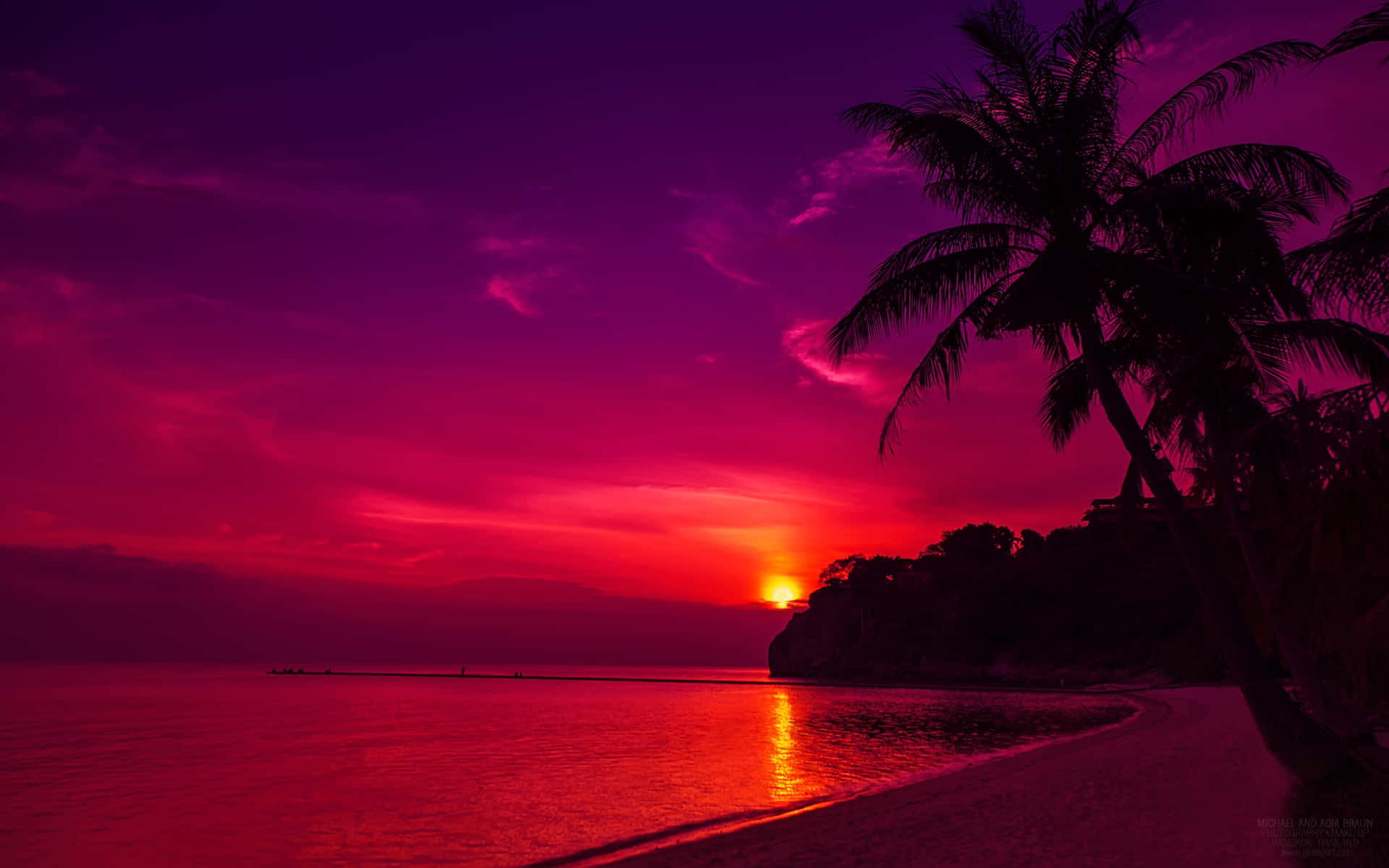 Spiaggiarosa Al Tramonto Con Un Sole Rosso Sfondo