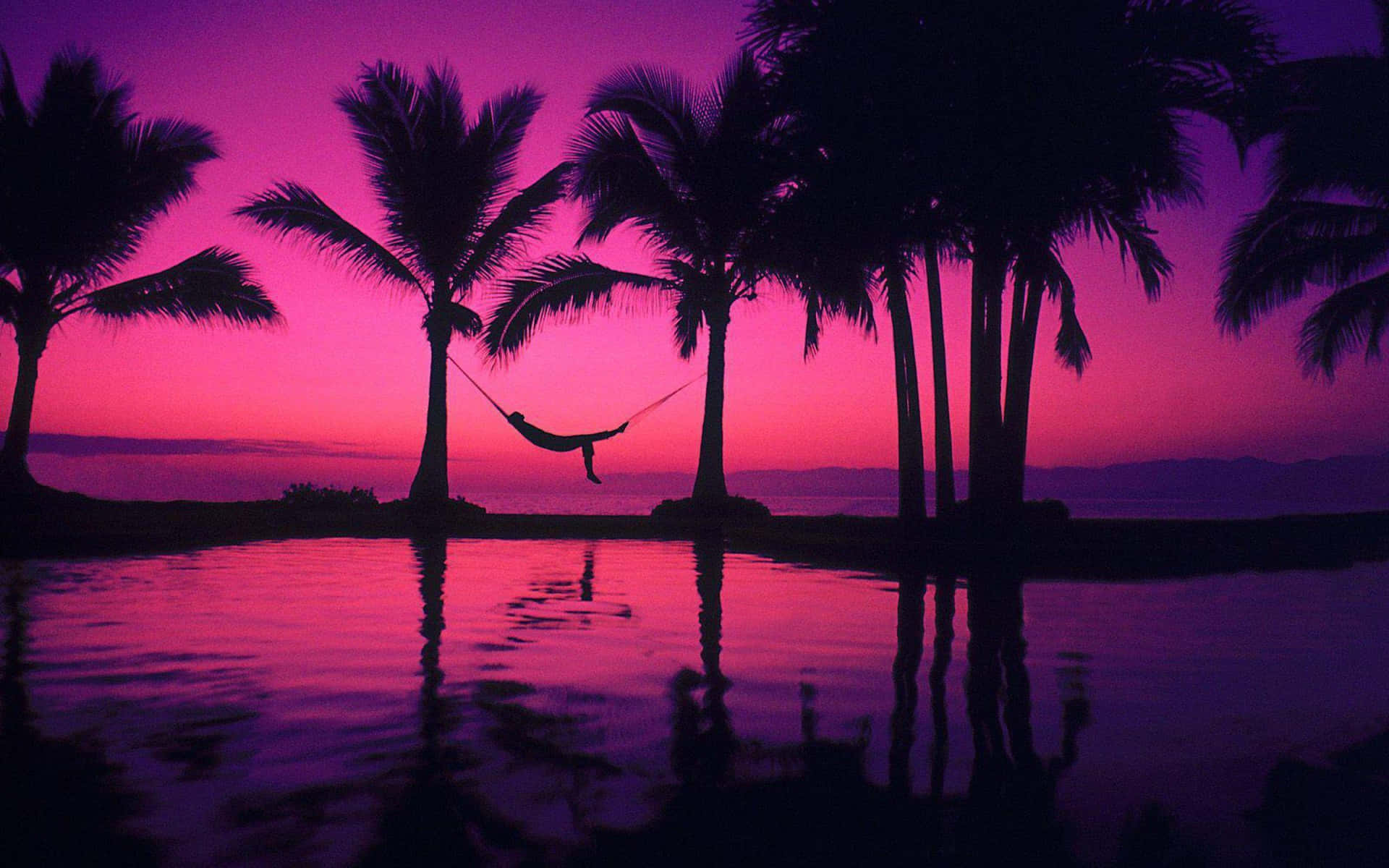 Tag i den magiske udsigt af et rosa strand solnedgang. Wallpaper