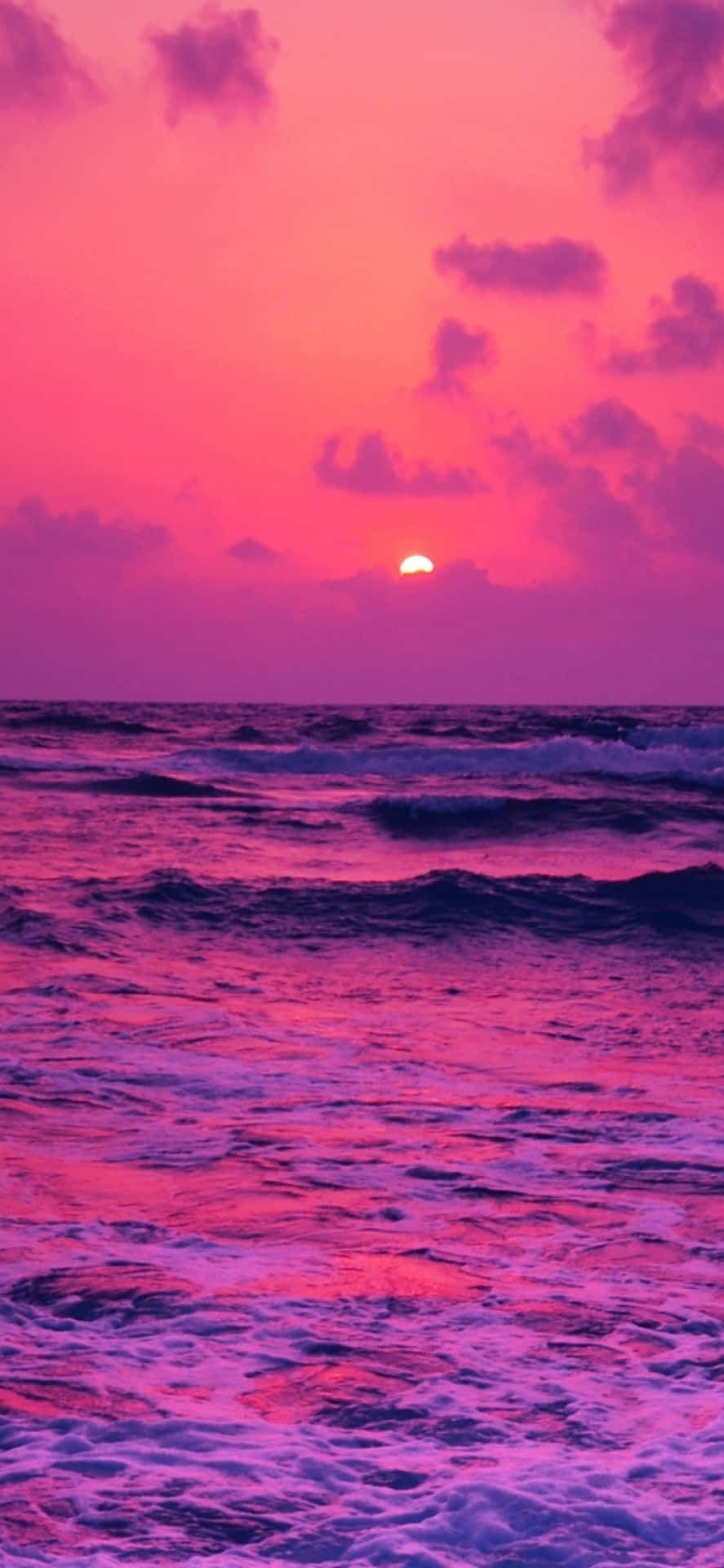 Genießeeinen Atemberaubenden Sonnenuntergang An Einem Pinken Strand. Wallpaper