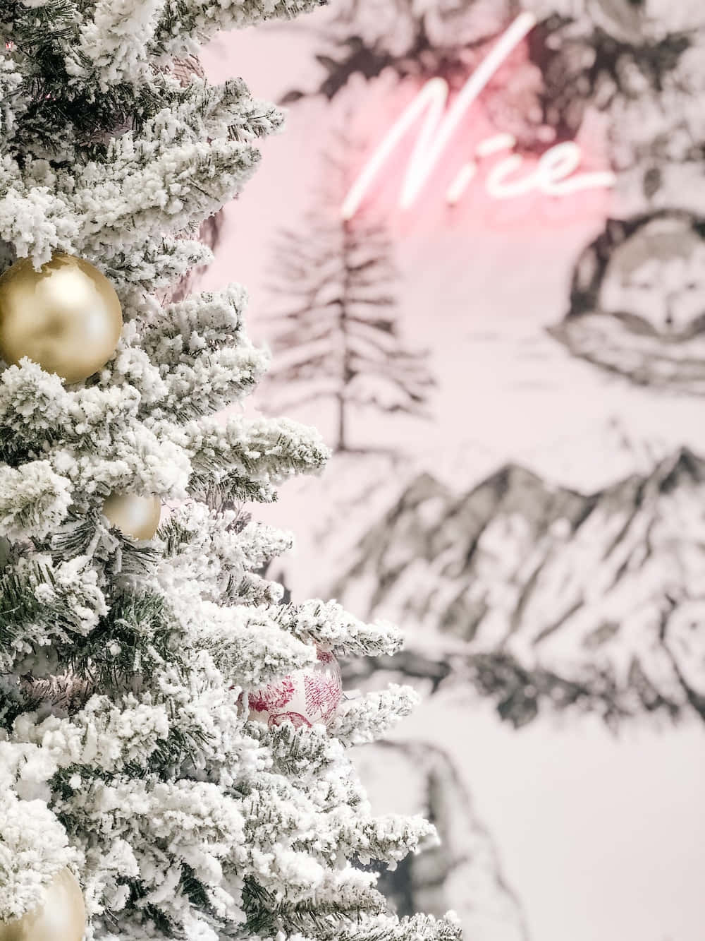 Dejligtlyserødt Juletræ Perfekt Til En Fantastisk Ferie. Wallpaper