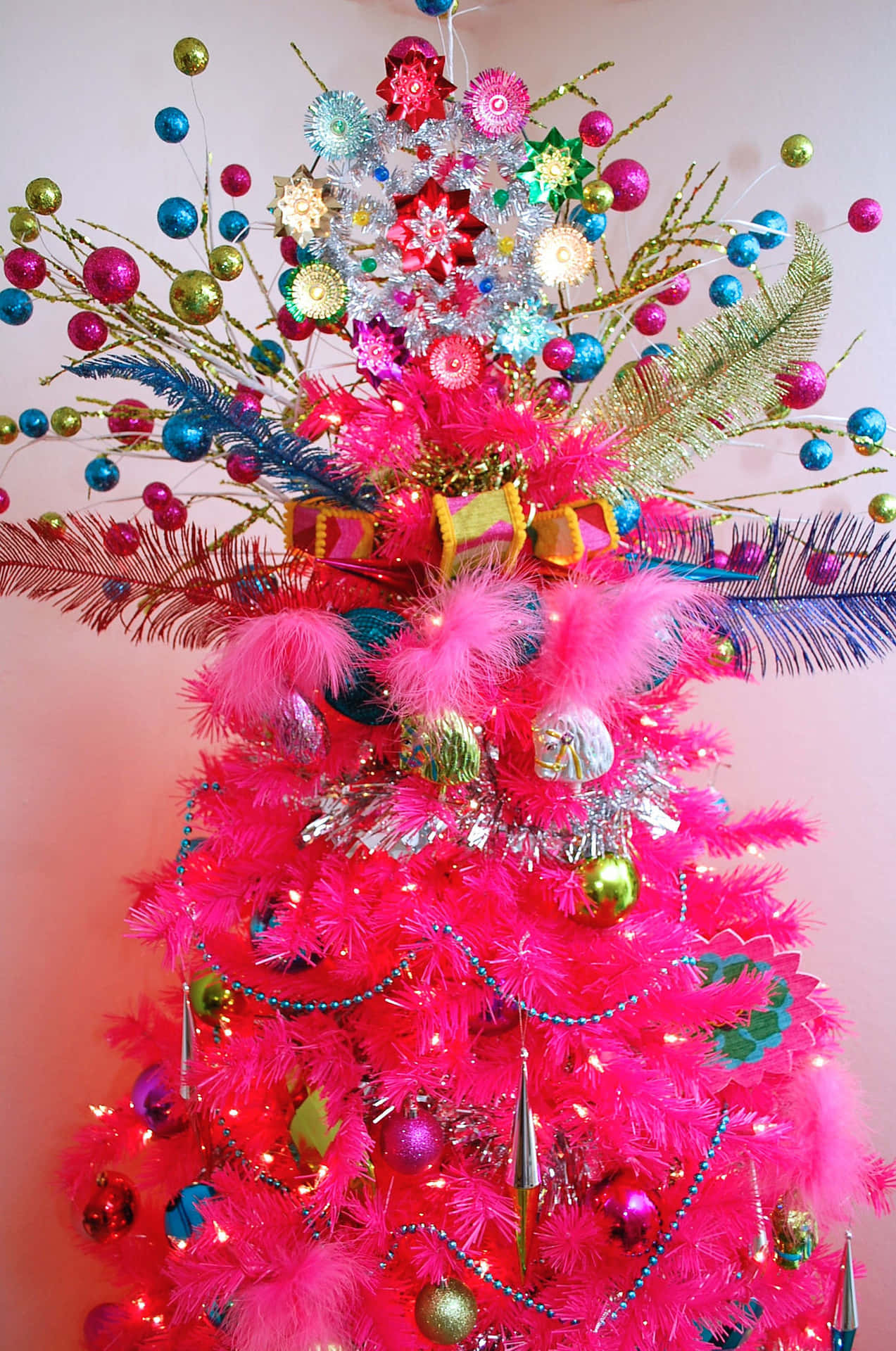 Unallegro Albero Di Natale Rosa Perfetto Per Il Periodo Delle Festività. Sfondo