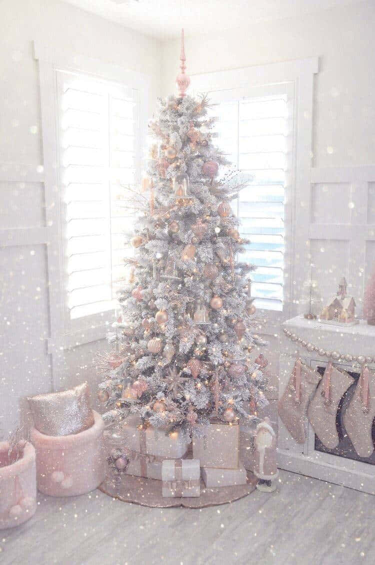 Einweißer Und Rosa Weihnachtsbaum In Einem Raum Wallpaper