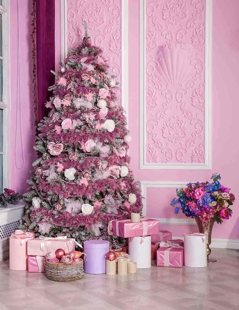 Verzierensie Ihr Zuhause In Diesem Weihnachten Mit Einem Leuchtend Roten Und Festlichen Weihnachtsbaum! Wallpaper