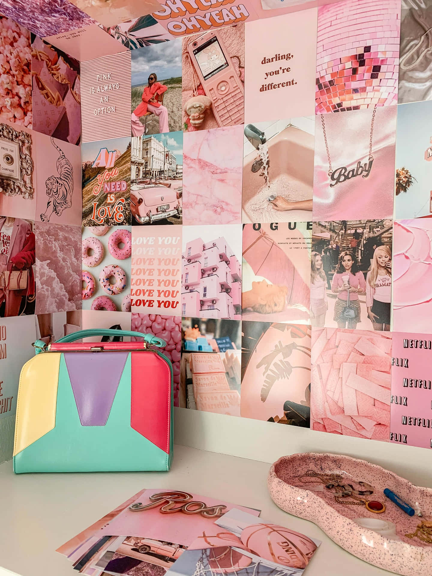 En pink og hvid stue med en pink væg Wallpaper