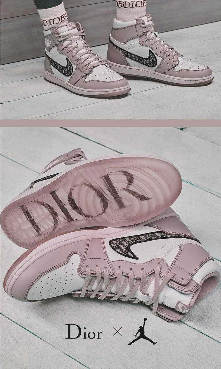 Et par sneakers med et rosa og hvidt design. Wallpaper