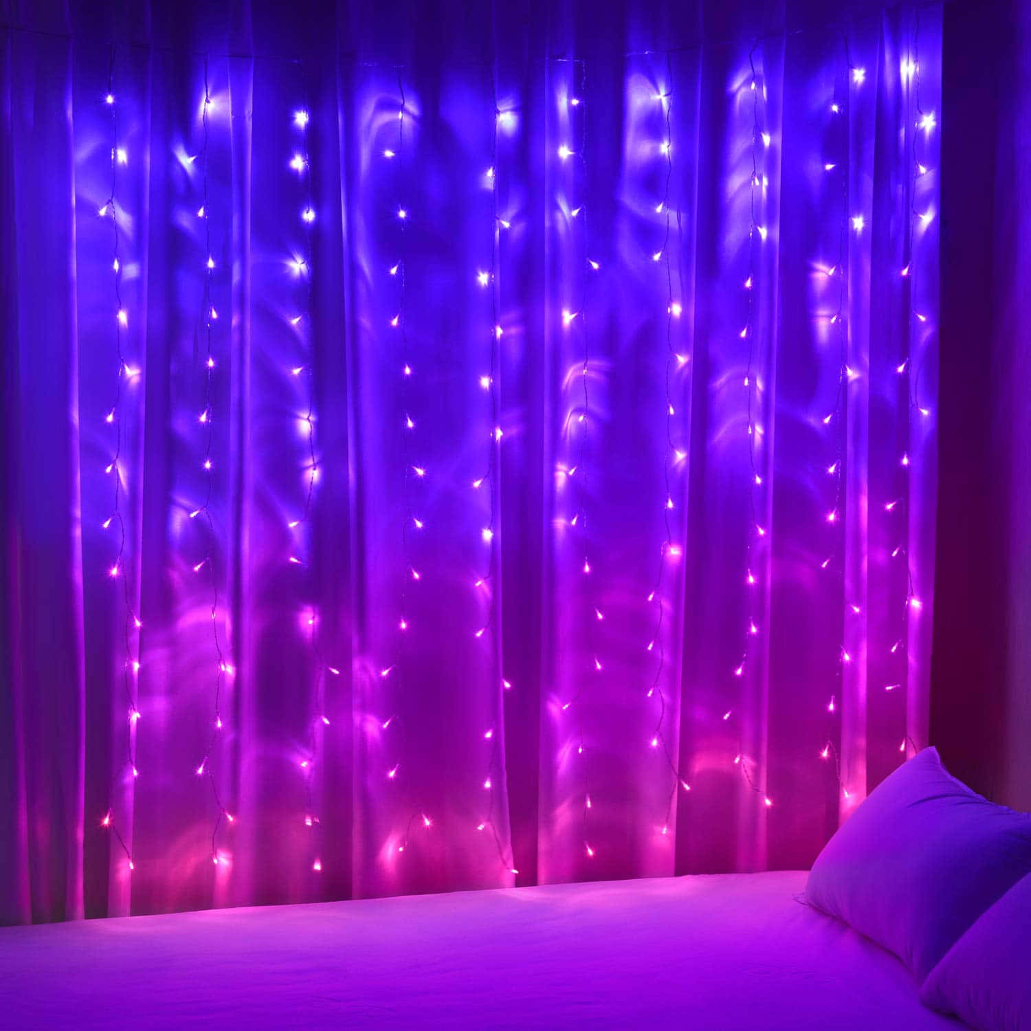 En seng med lilla lys og en sengelinned med blomstermønstre Wallpaper