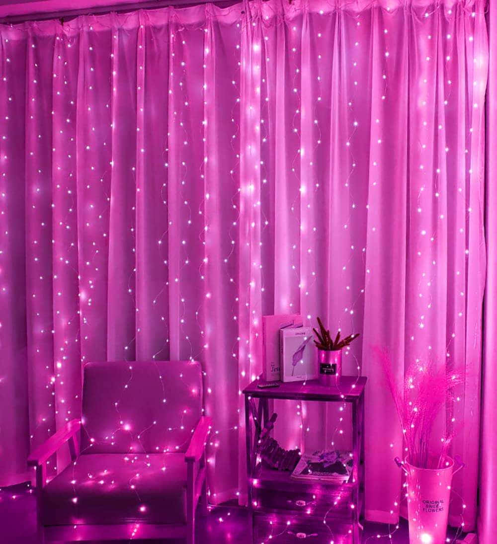 En pink gardin med lys på den Wallpaper