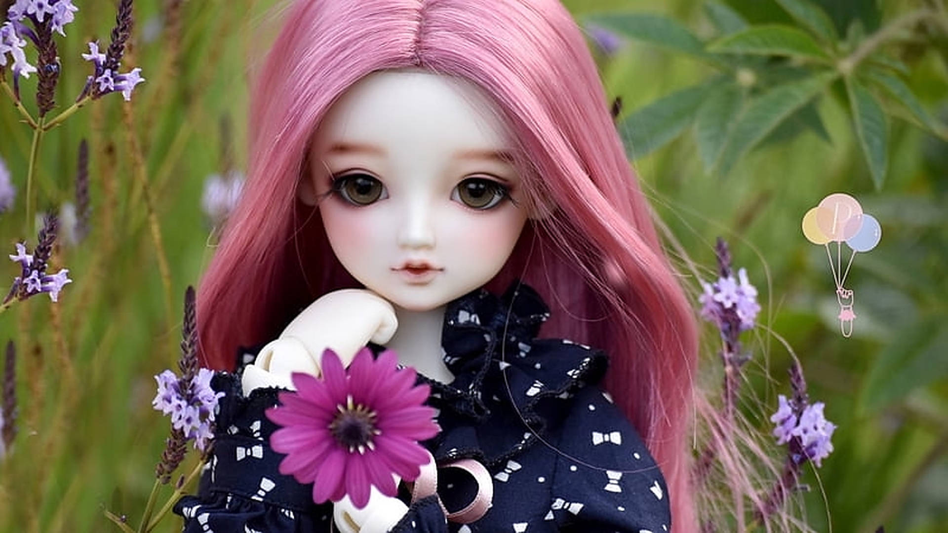 Bambola Capelli Rosa Con Fiore Sfondo