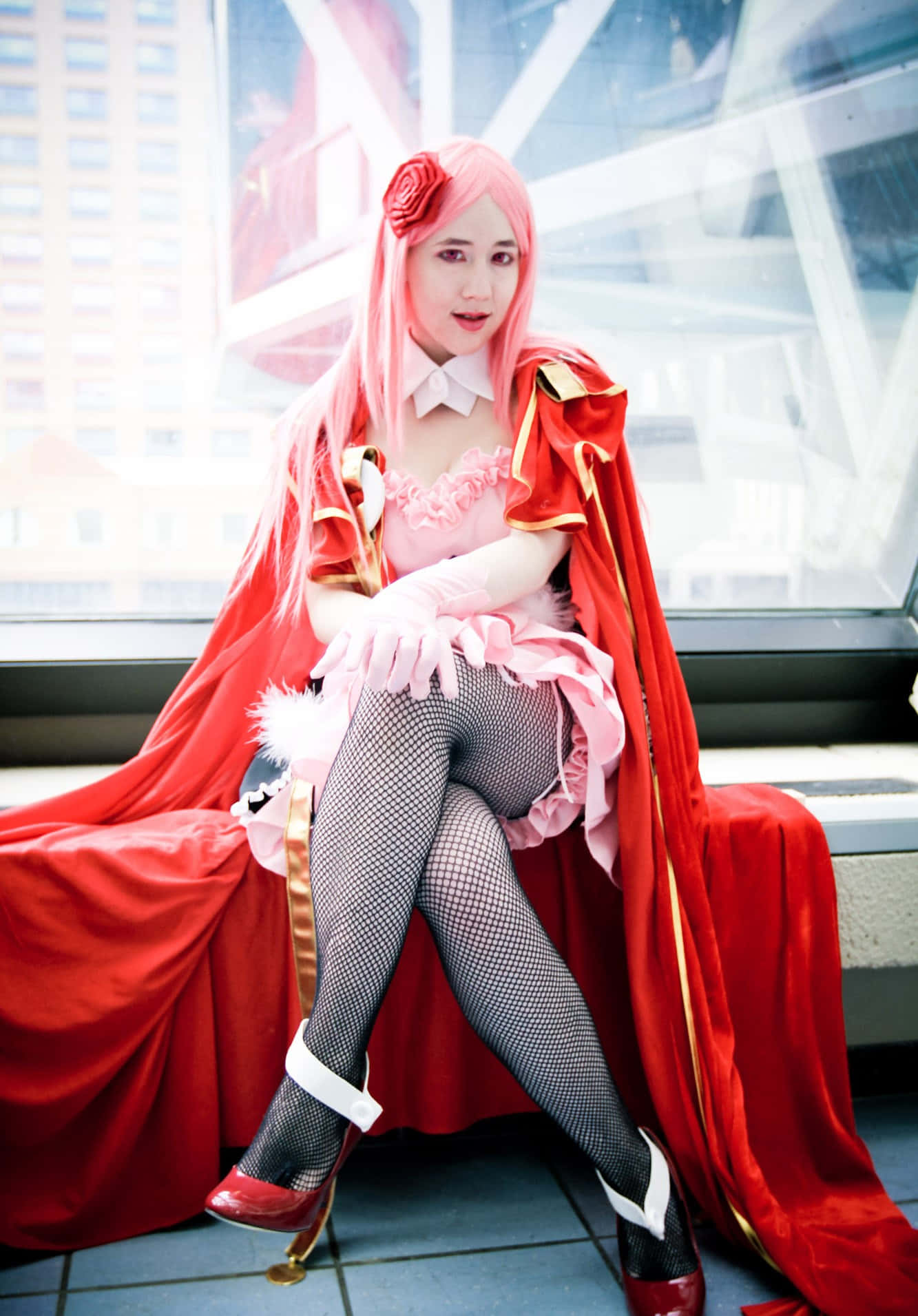 Roze Haar Cosplayer In Rode Cape Achtergrond