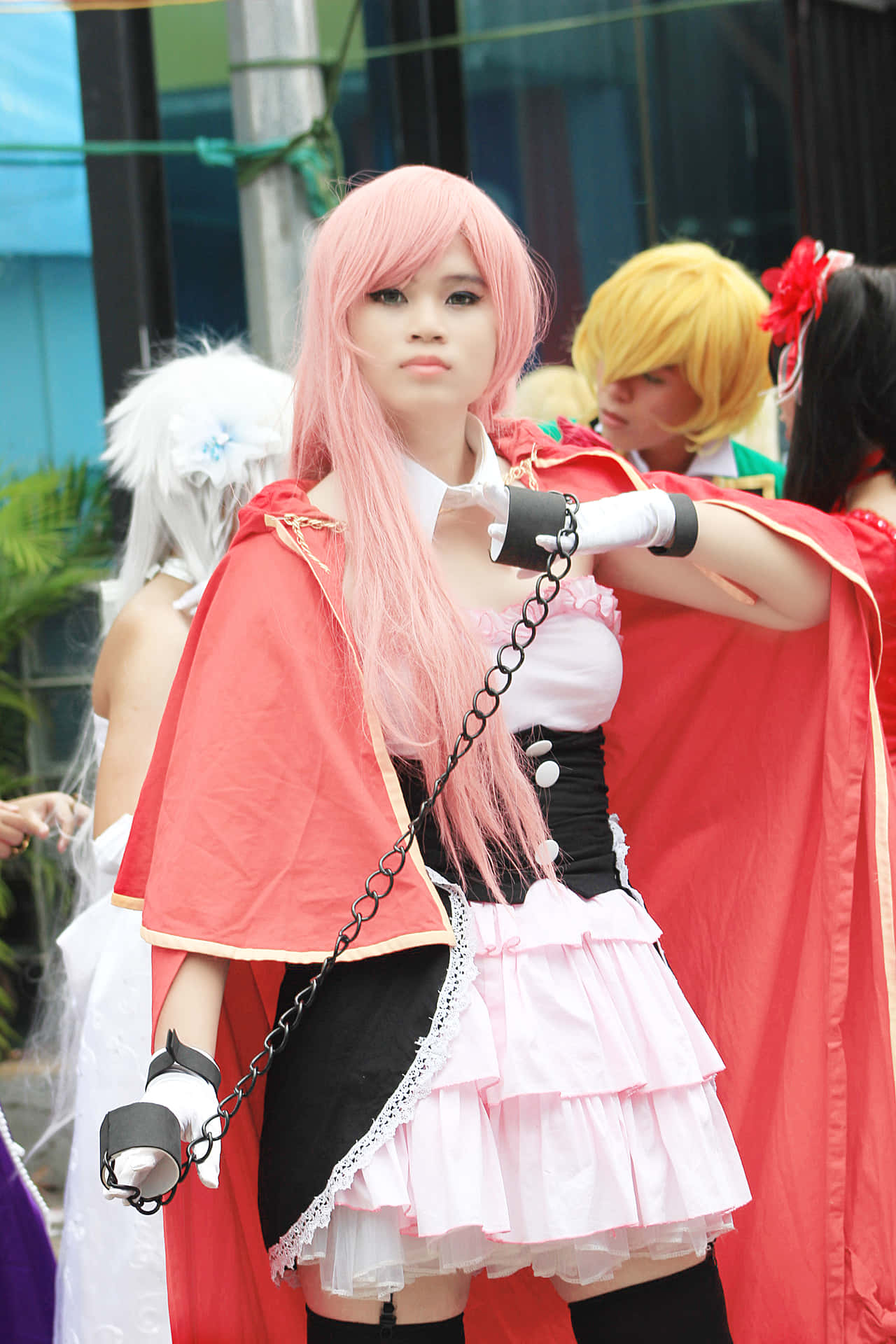 Roze Haar Cosplayer In Rode Cape Achtergrond